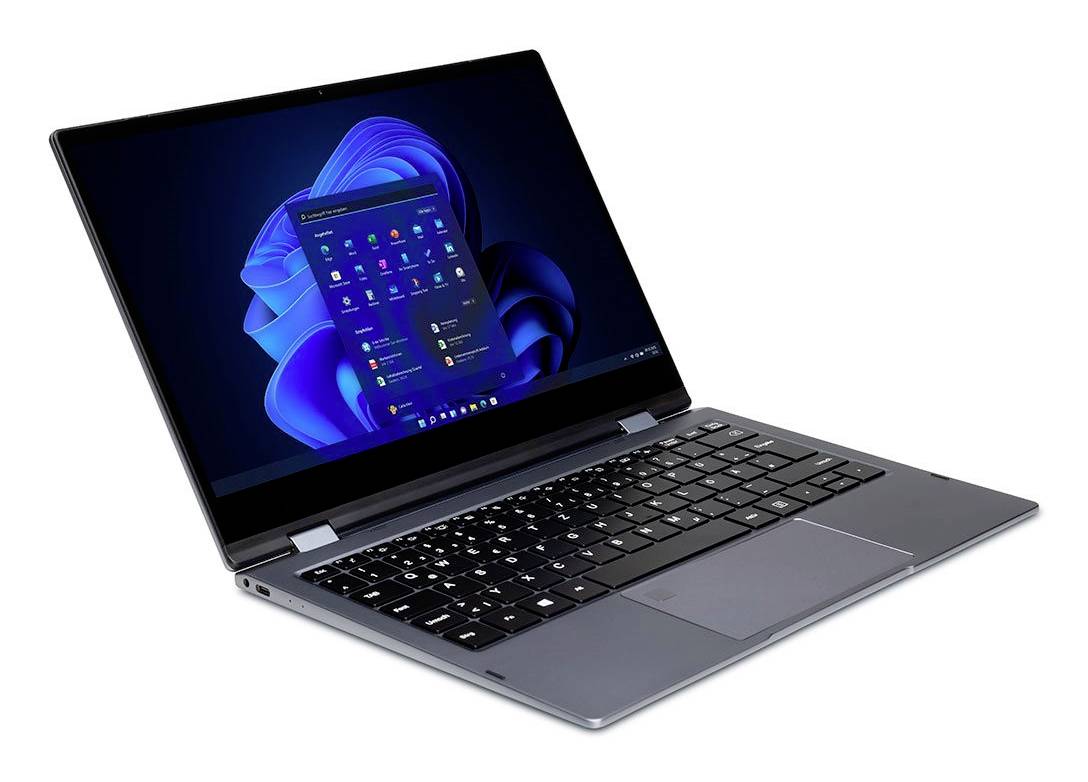 Ein schlanker silberner Laptop, der in einem Winkel geöffnet ist und einen Windows-11-Desktop auf dem Bildschirm zeigt.