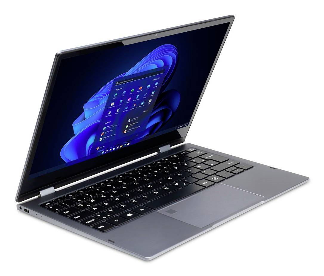 Offener Laptop, der den Windows 11-Desktop auf weißem Hintergrund anzeigt.