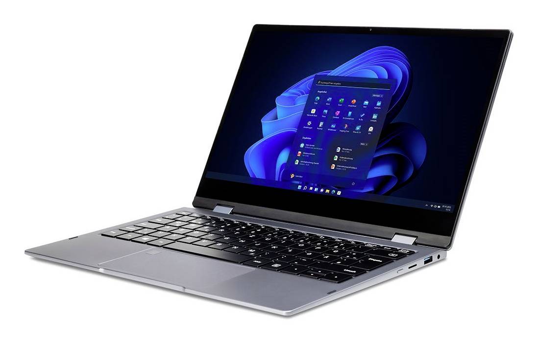 Silberner Laptop auf weißem Hintergrund, auf dem Bildschirm die Windows 11-Desktopoberfläche und das Startmenü sichtbar.