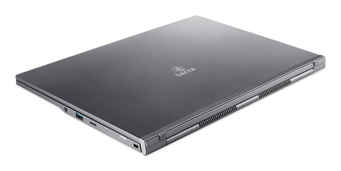 Geschlossener dunkelgrauer Laptop, der die Oberseite mit einem MSI-Logo zeigt, schräg auf weißem Hintergrund angewinkelt.