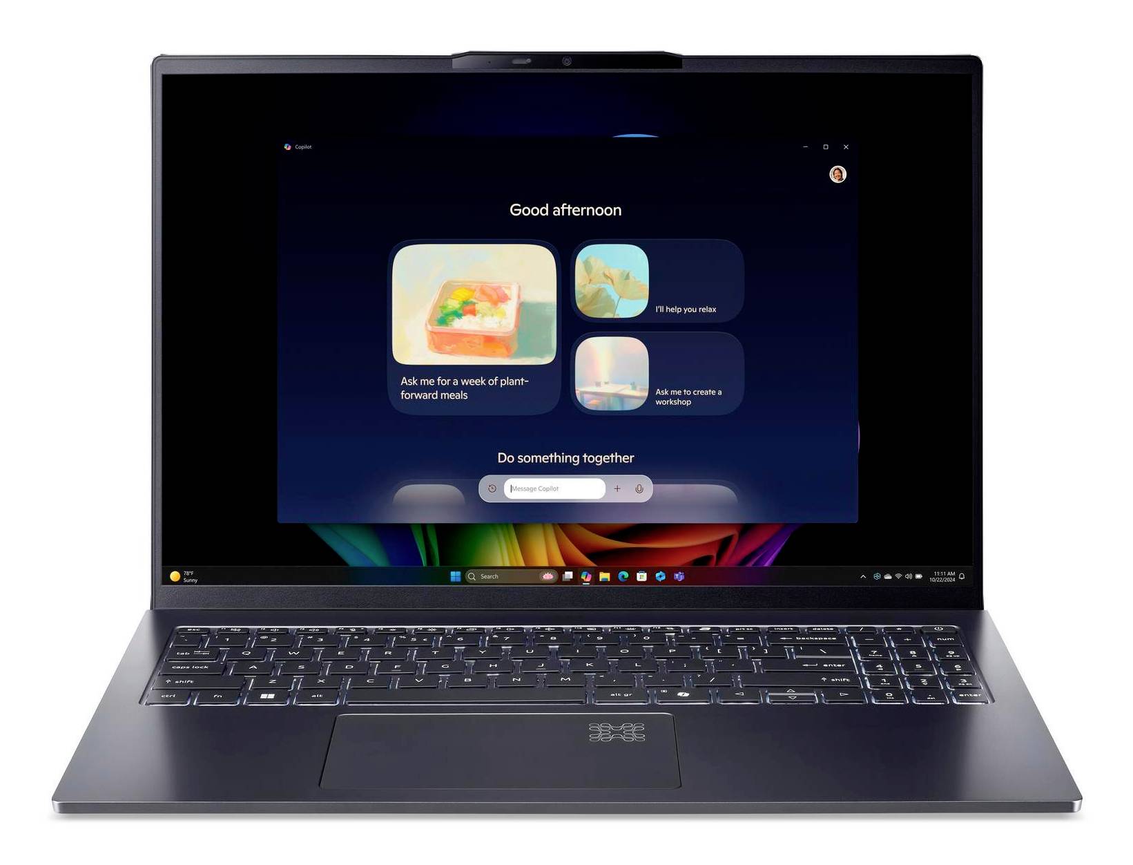 Ein Laptop, der einen dunklen Startbildschirm eines Assistenten mit "Guten Nachmittag" und Vorschlagskarten für Aufgaben und Konversationen anzeigt.