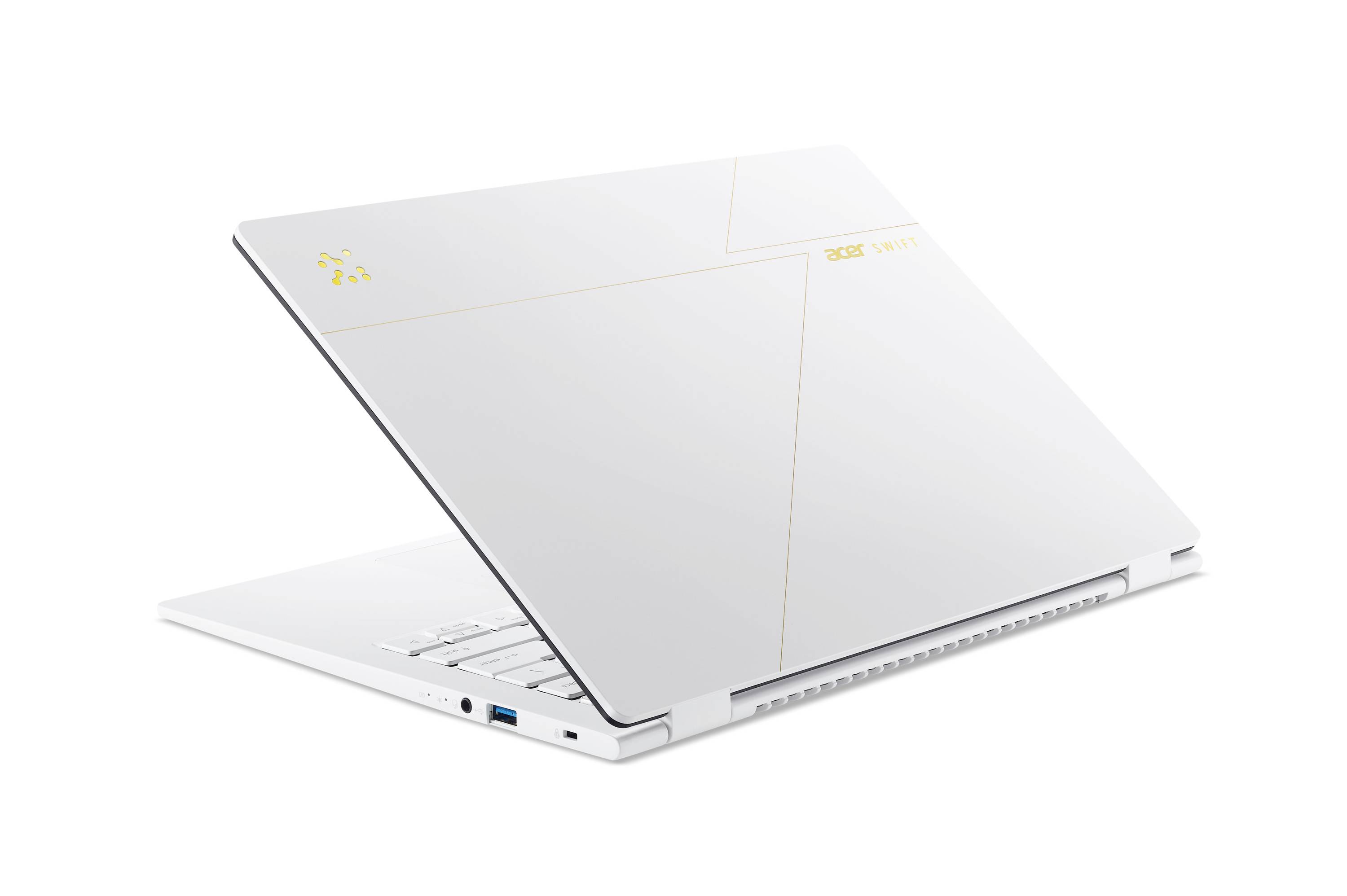 Weißer Laptop halb geöffnet, zeigt ein elegantes geometrisches Deckeldesign und seitliche Anschlüsse vor einem einfachen Hintergrund.