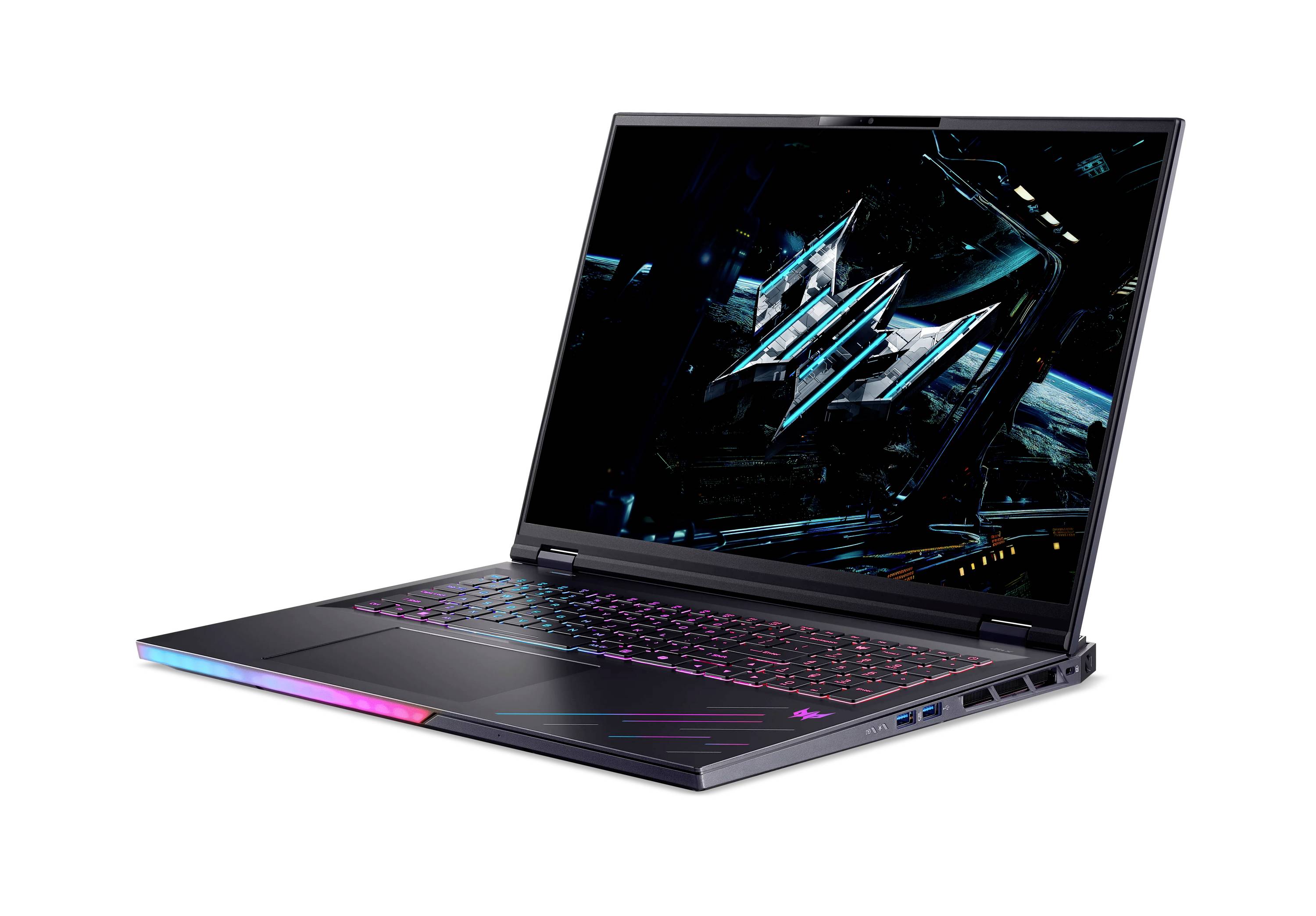 Schräg positionierter Gaming-Laptop mit beleuchtet Tastatur und farbiger Lichtleiste an der Vorderseite, die einen futuristischen abstrakten Hintergrund auf dem Bildschirm anzeigt.