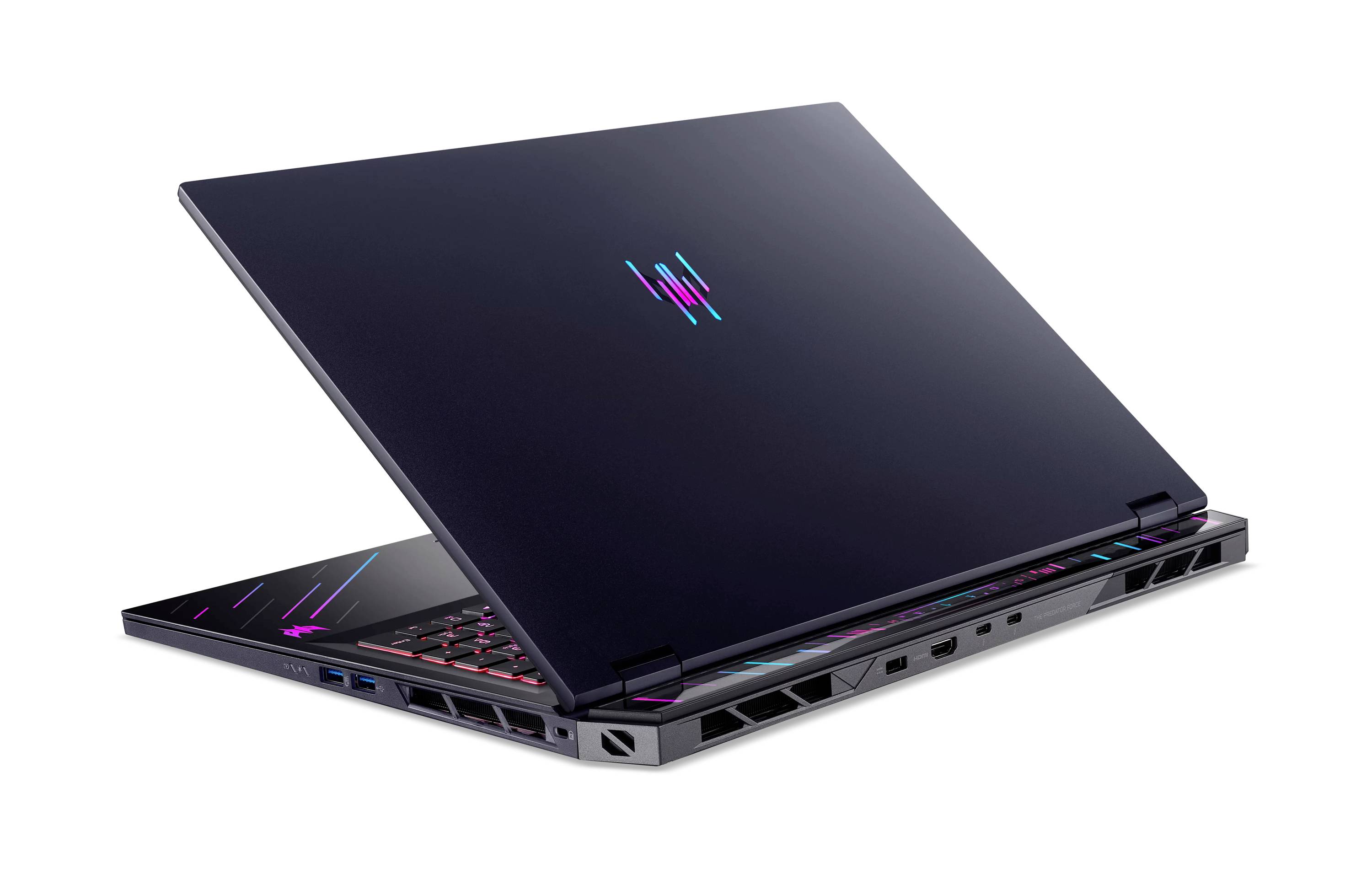 Zwei offene schwarze Gaming-Laptops mit RGB-beleuchteten Akzenten, von der Seite in gestapelter Anordnung auf weißem Hintergrund betrachtet.