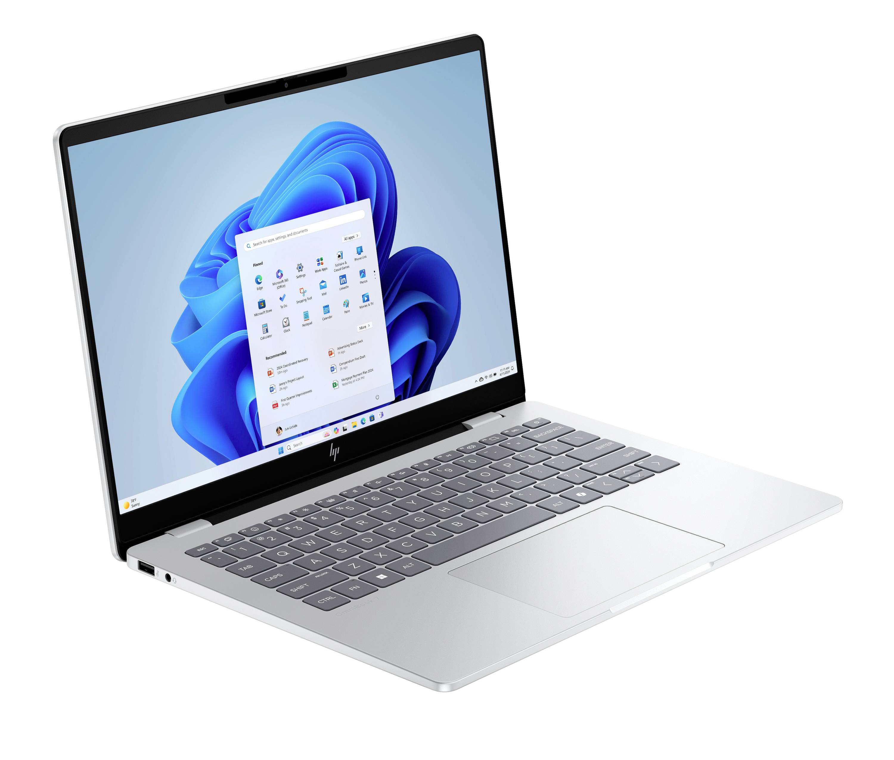 Silberner HP-Laptop offen auf weißem Hintergrund, zeigt den Windows 11-Desktop mit geöffnetem Startmenü.