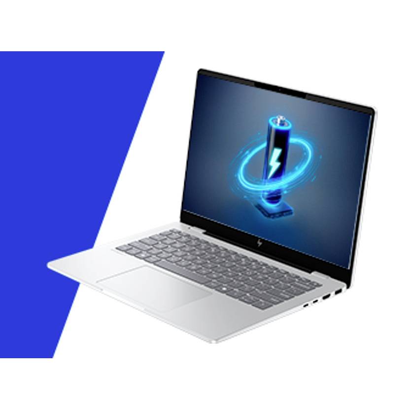 Silberner Laptop mit einem Batterieladesymbol auf dem Bildschirm, das den Stromversorgungs- oder Ladestatus anzeigt, auf weißem Hintergrund mit einer blauen geometrischen Form.