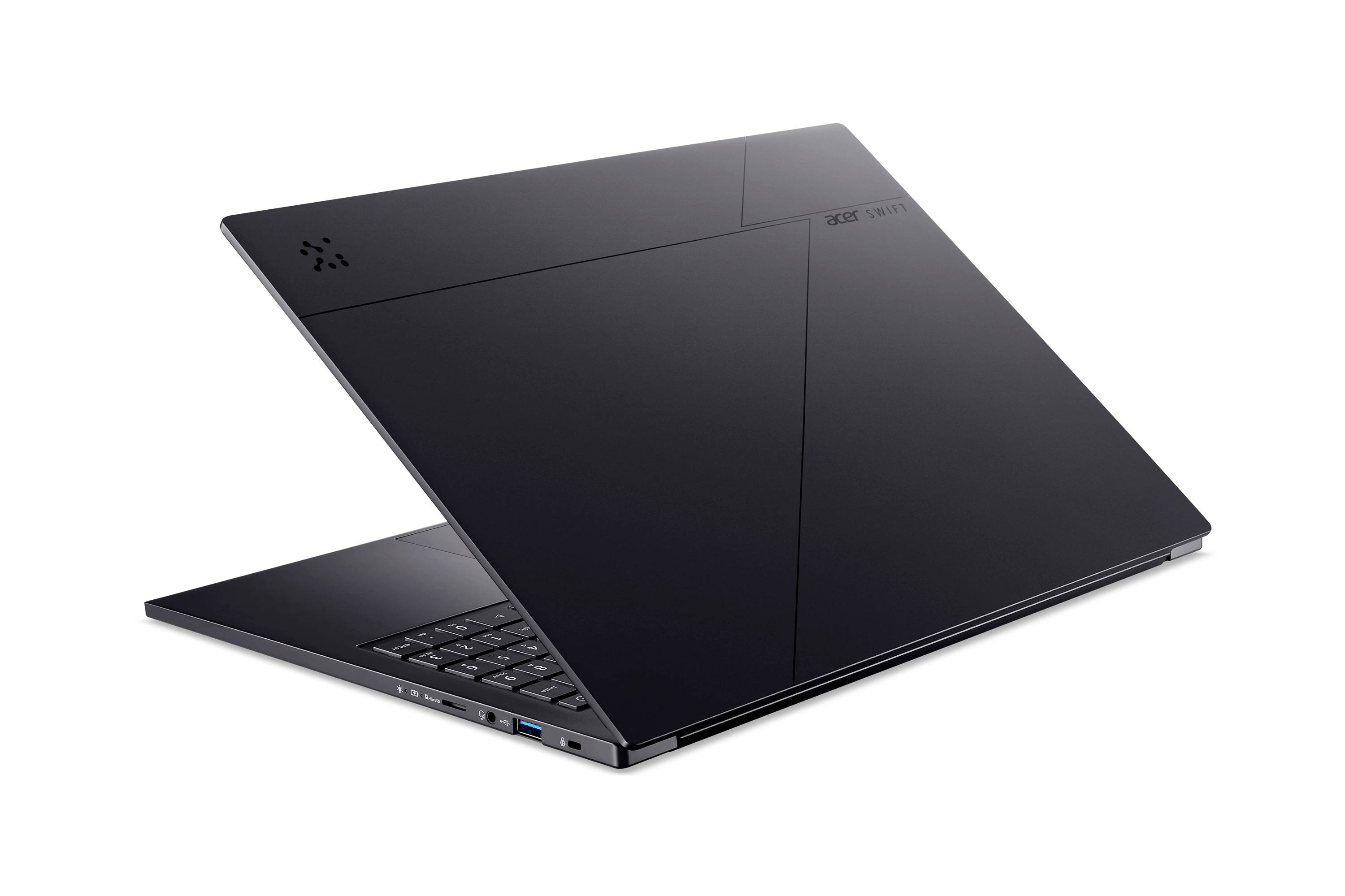 Schwarzer offener Laptop im Winkel auf weißem Hintergrund, der Tastatur und schlankes Profil zeigend.