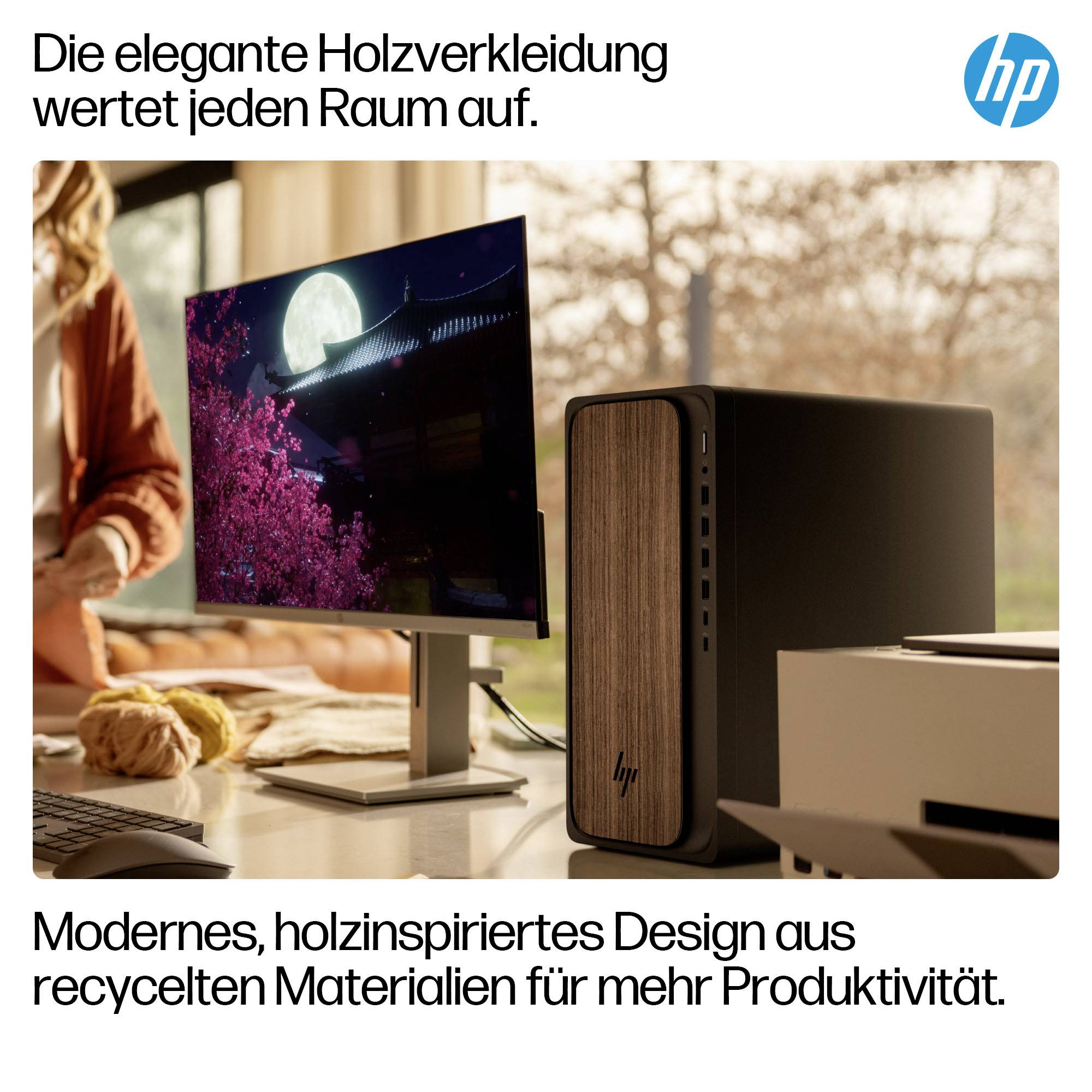 HP-Desktoptower mit Holzoptik-Frontplatte und passendem Monitor in einem warmen Homeoffice; der deutsche Text bewirbt elegantes, recyceltes Materialdesign für Produktivität.