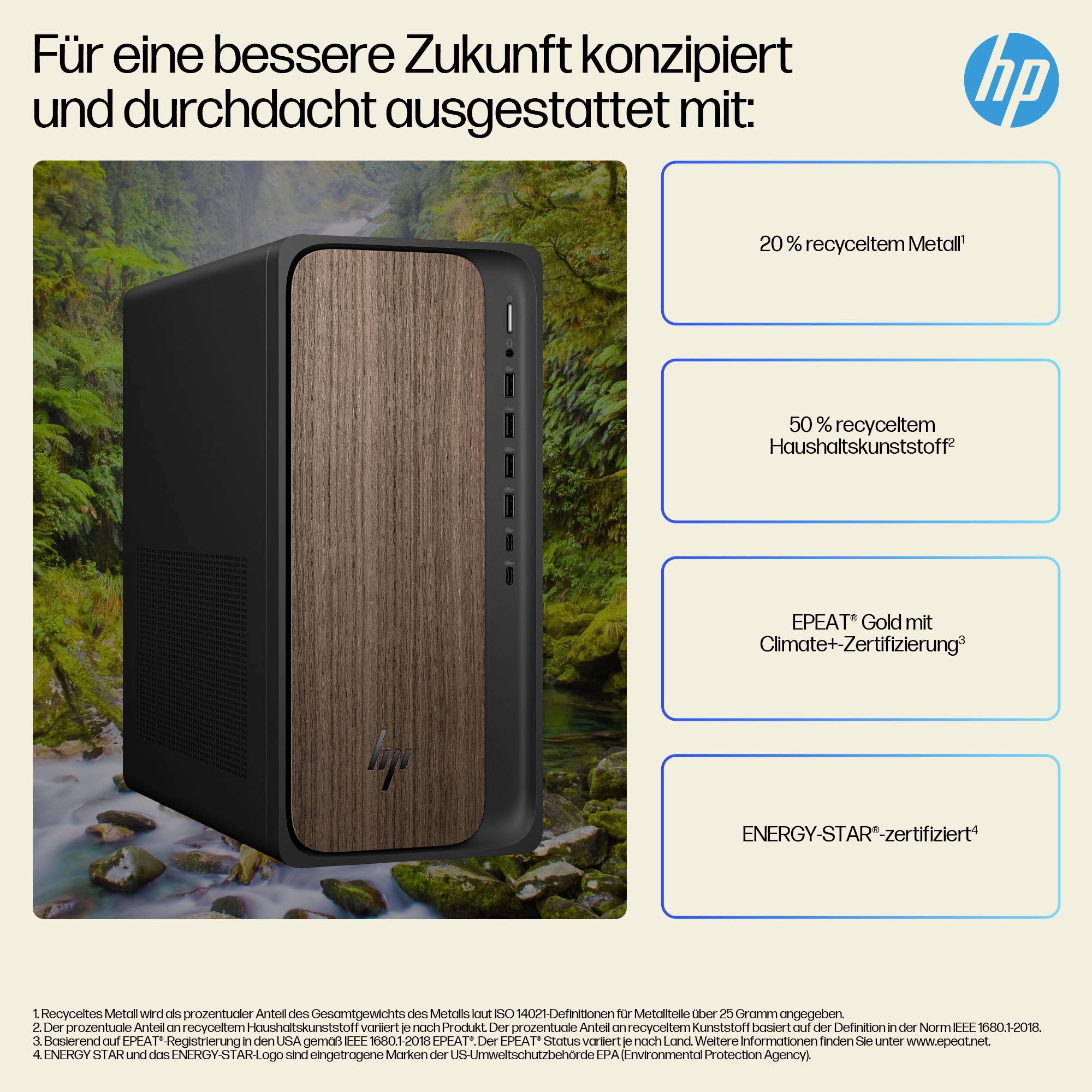 HP-Desktop-Tower in einer Waldumgebung, wobei das nachhaltige Design mit 20% recyceltem Metall, 50% recyceltem Kunststoff, EPEAT-Gold und ENERGY STAR-Zertifizierung hervorgehoben wird.