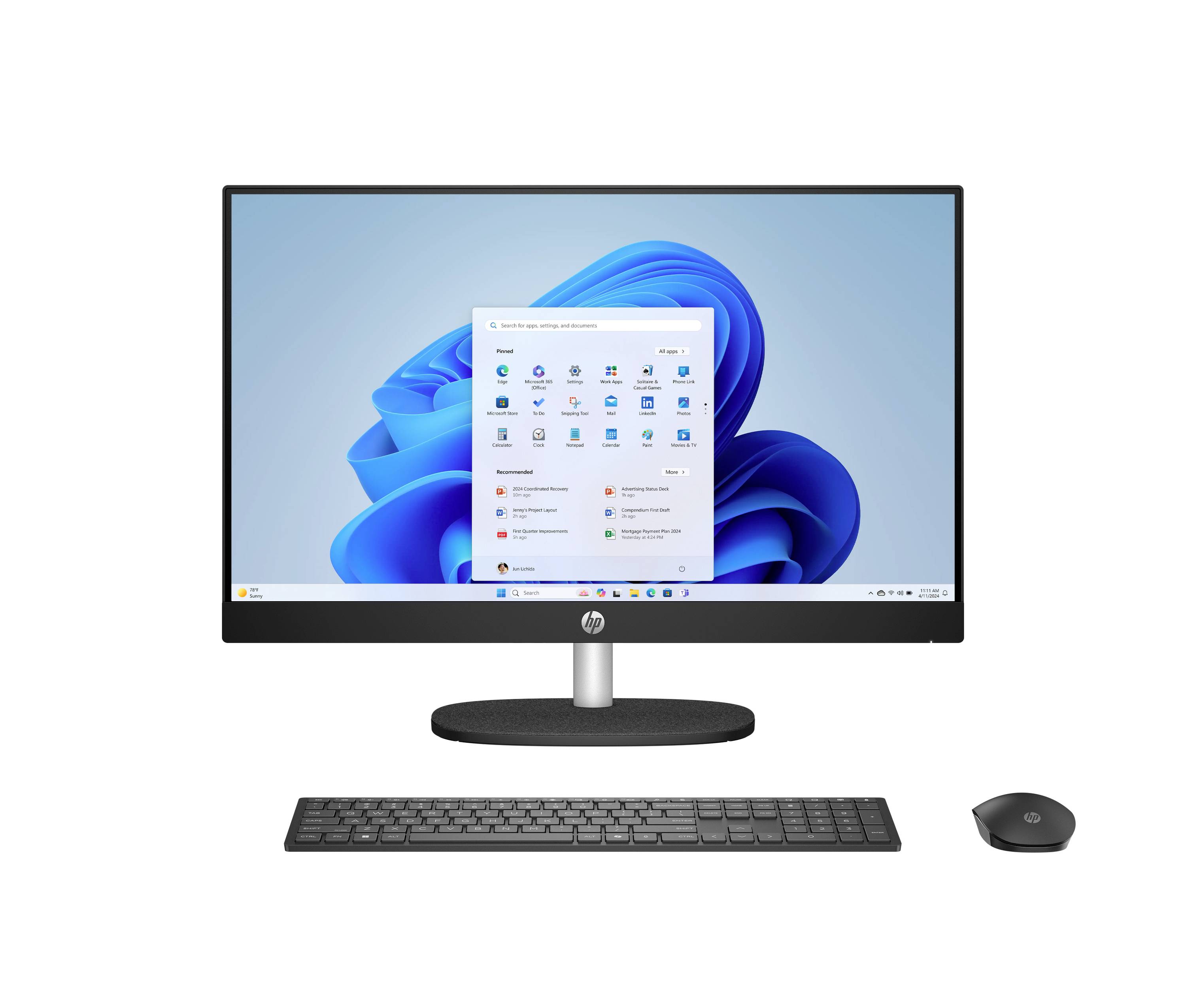 Ein Desktop-Computer-Setup mit einem HP-Monitor, der das Windows-11-Startmenü anzeigt, sowie eine Tastatur und eine Maus.
