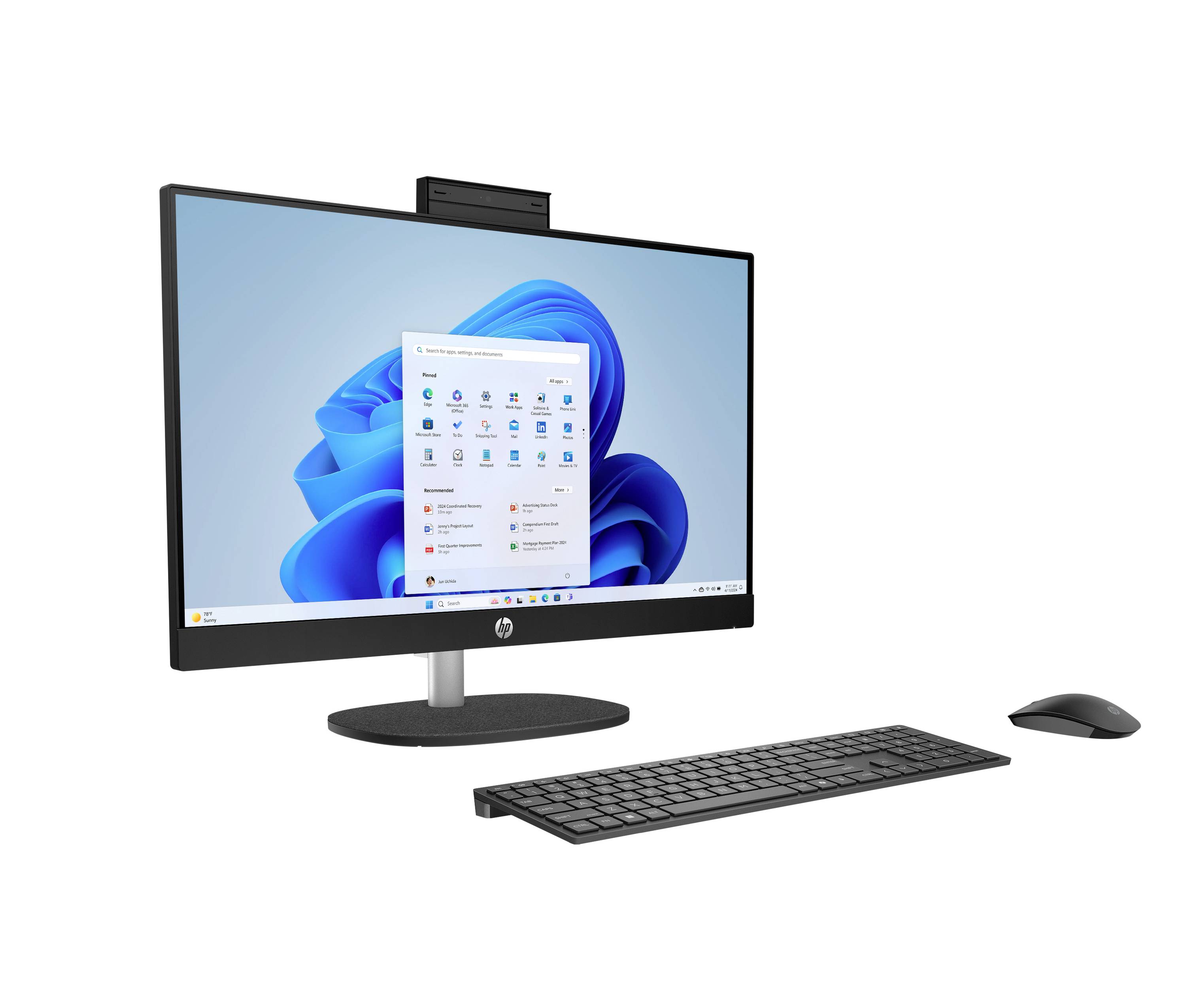 Desktop-Computer-Setup mit HP-Monitor mit Windows 11, plus Tastatur, Maus und angeschlossener Webcam auf weißem Hintergrund