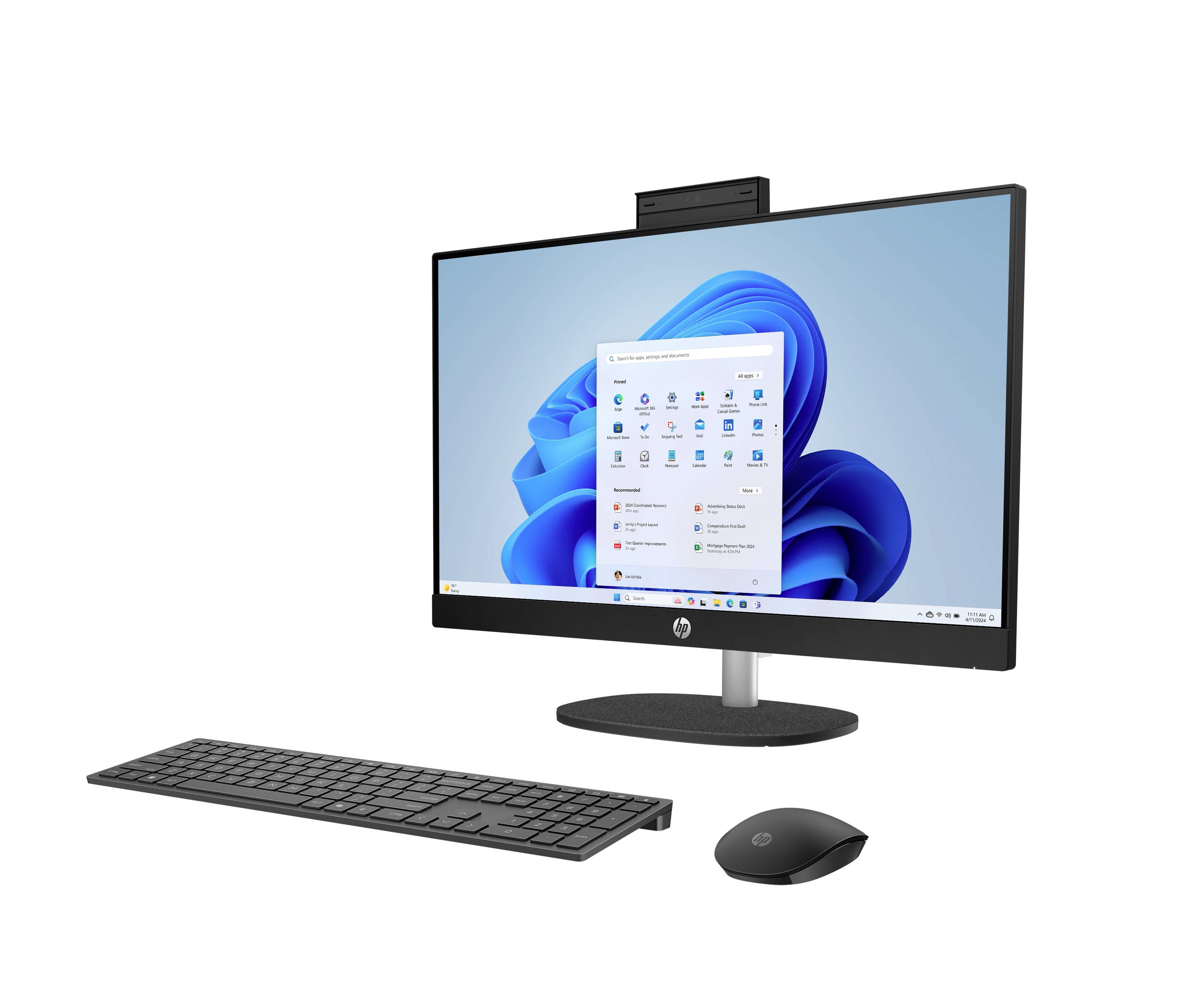 Desktopcomputer-Setup mit HP-Monitor, auf dem Windows 11 angezeigt wird, kabelloses Keyboard und Maus auf weißem Hintergrund.