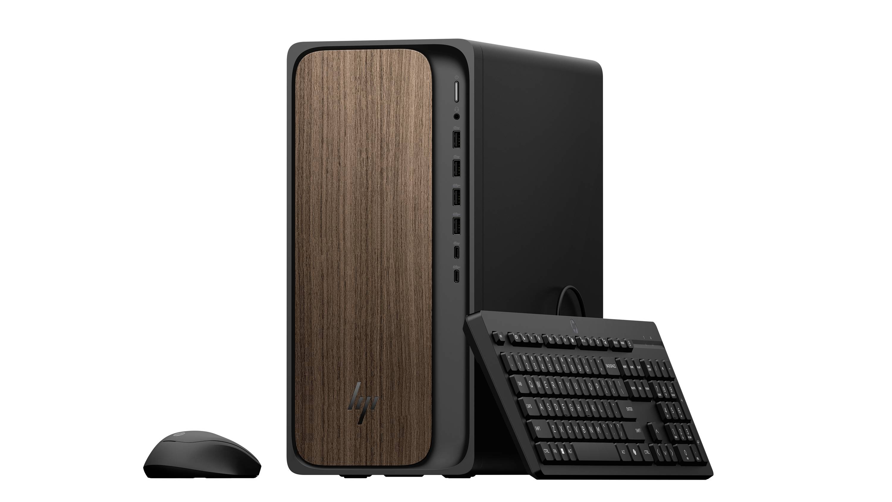 Kompakter HP-Desktop-Tower mit holzstrukturierter Front, kabellose Tastatur und Maus auf weißem Hintergrund.
