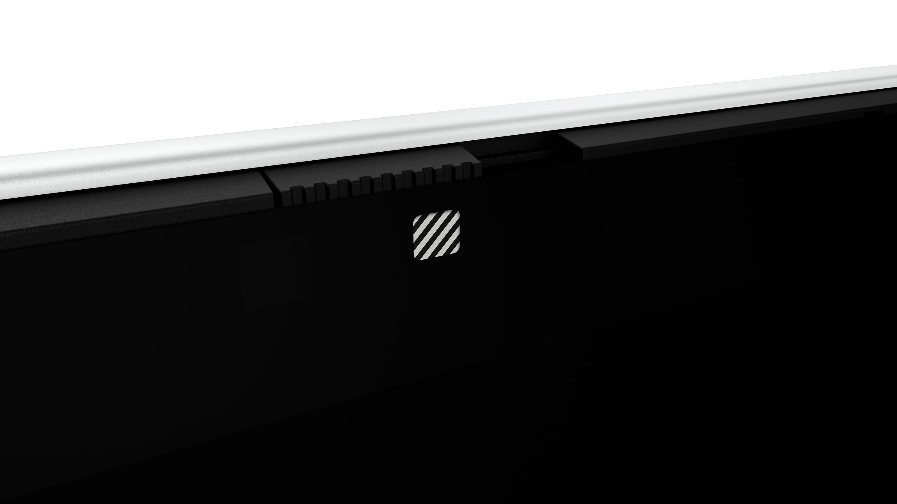 Nahaufnahme einer schwarzen Laptop-Bildschirmeinfassung mit einem kleinen gestreiften quadratischen Logo, das zentral in der Nähe der oberen Kante angebracht ist.
