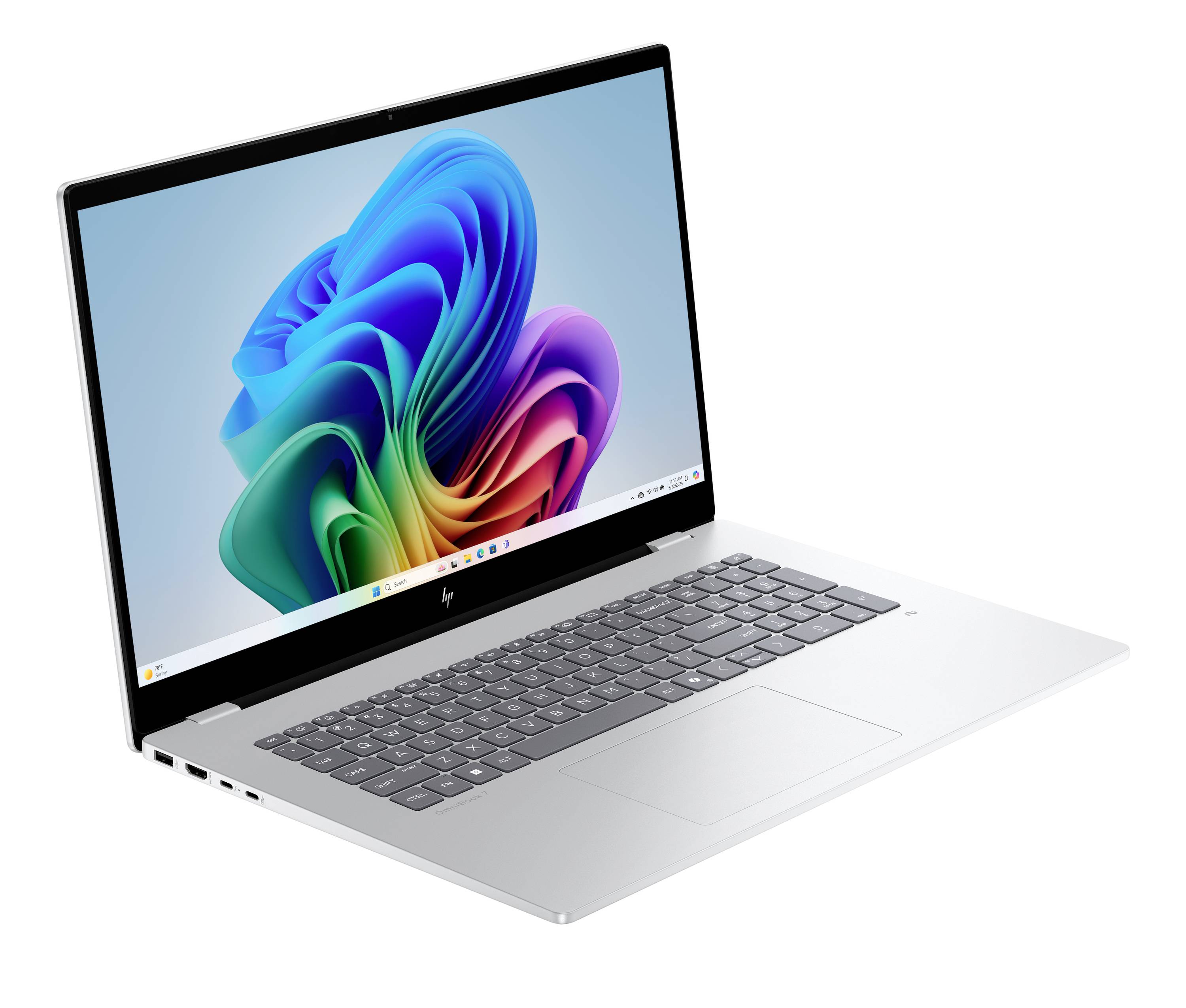 Silberner Laptop mit farbenfrohem abstraktem Windows-11-Hintergrund auf dem Bildschirm, aufgeklappt auf weißem Hintergrund dargestellt.