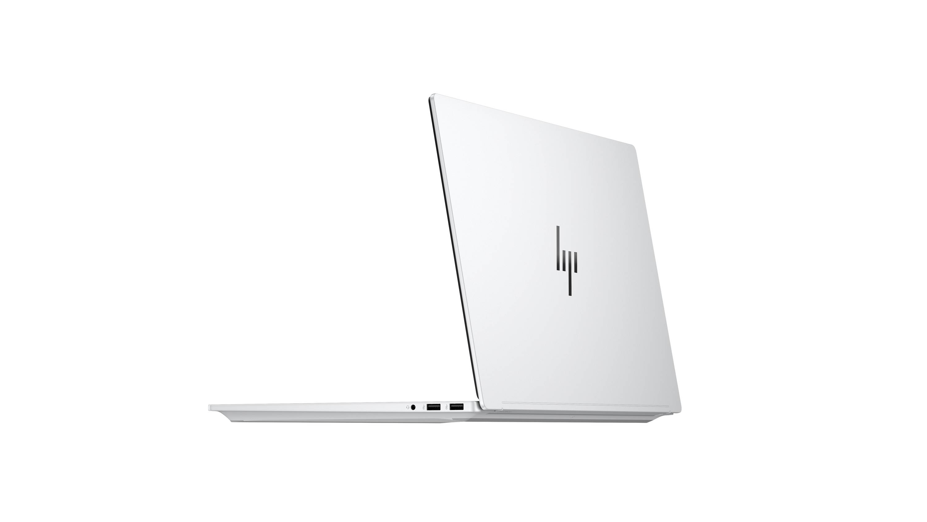 Seitenansicht eines schlanken silbernen Laptops mit geöffnetem Deckel, zeigt ein minimalistisches Logo auf der Rückseite.