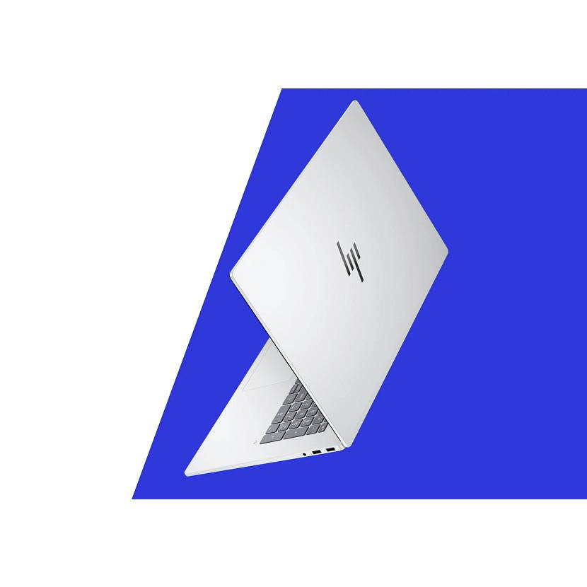 Silberner HP-Laptop, teilweise geöffnet auf blauem Hintergrund, aus schrägem Blickwinkel photographiert.
