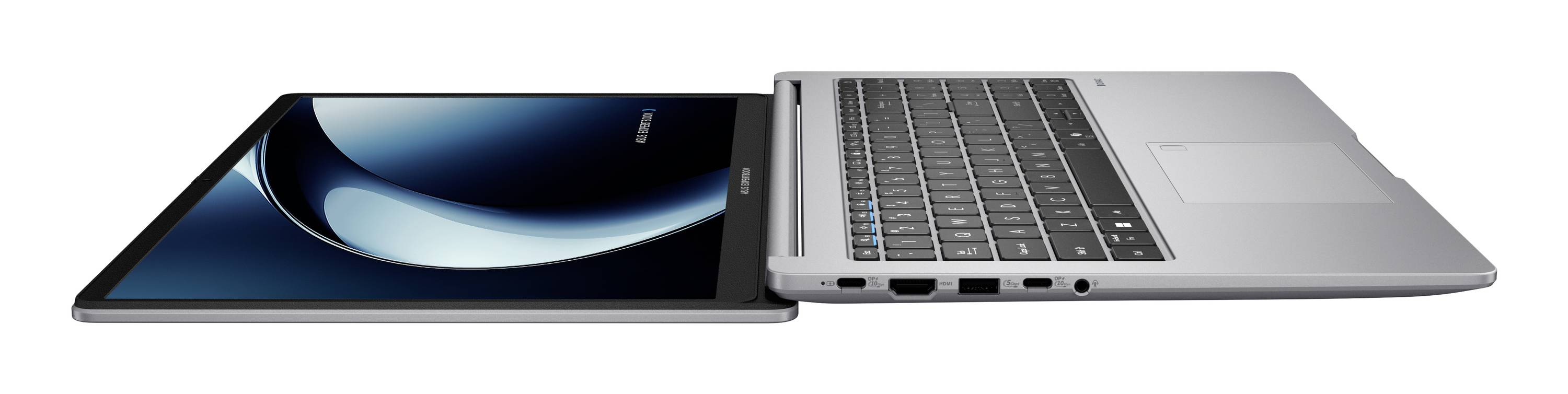 Seitenansicht eines offenen silbernen Laptops mit nach links ausgerichtetem Bildschirm und sichtbarer Tastatur, dargestellt vor weißem Hintergrund.