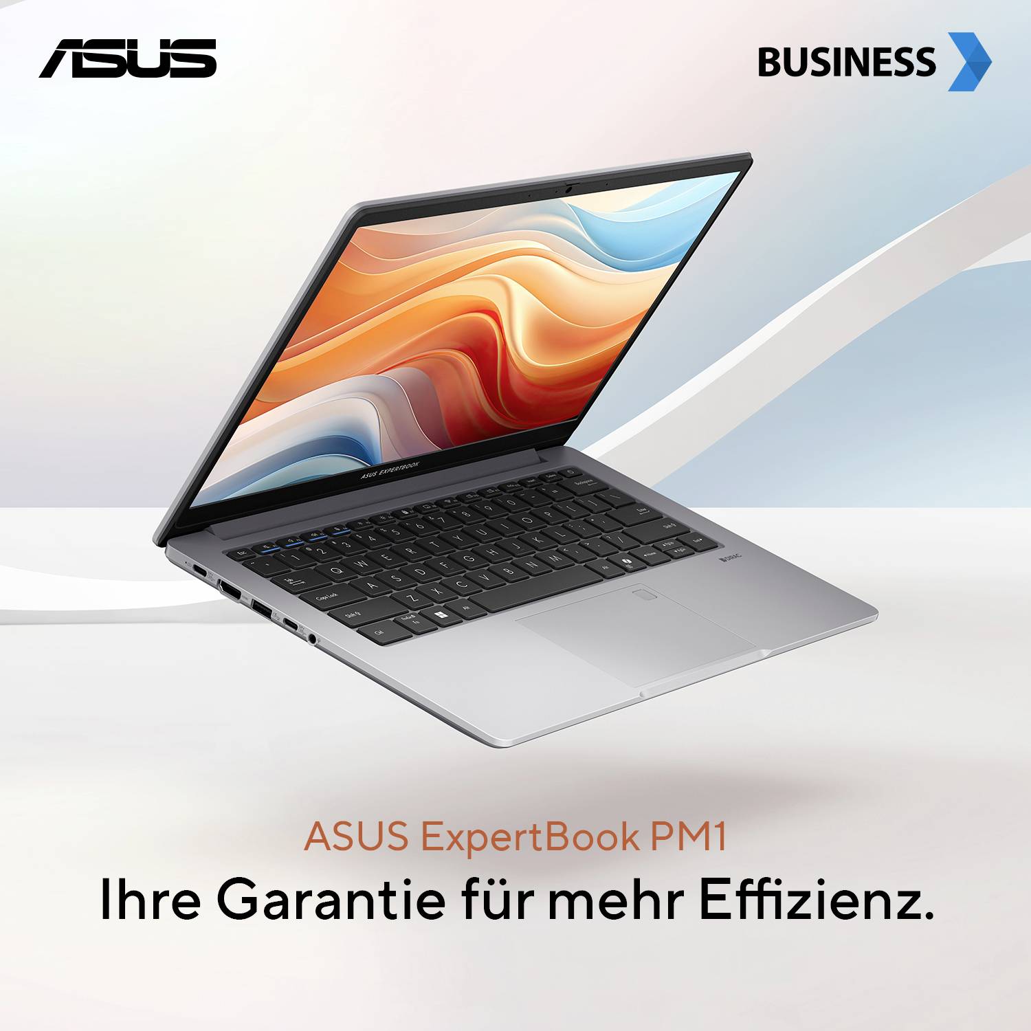 ASUS ExpertBook PM1 Business-Laptop schräg geöffnet auf hellem Hintergrund mit dem deutschen Slogan „Ihre Garantie für mehr Effizienz."
