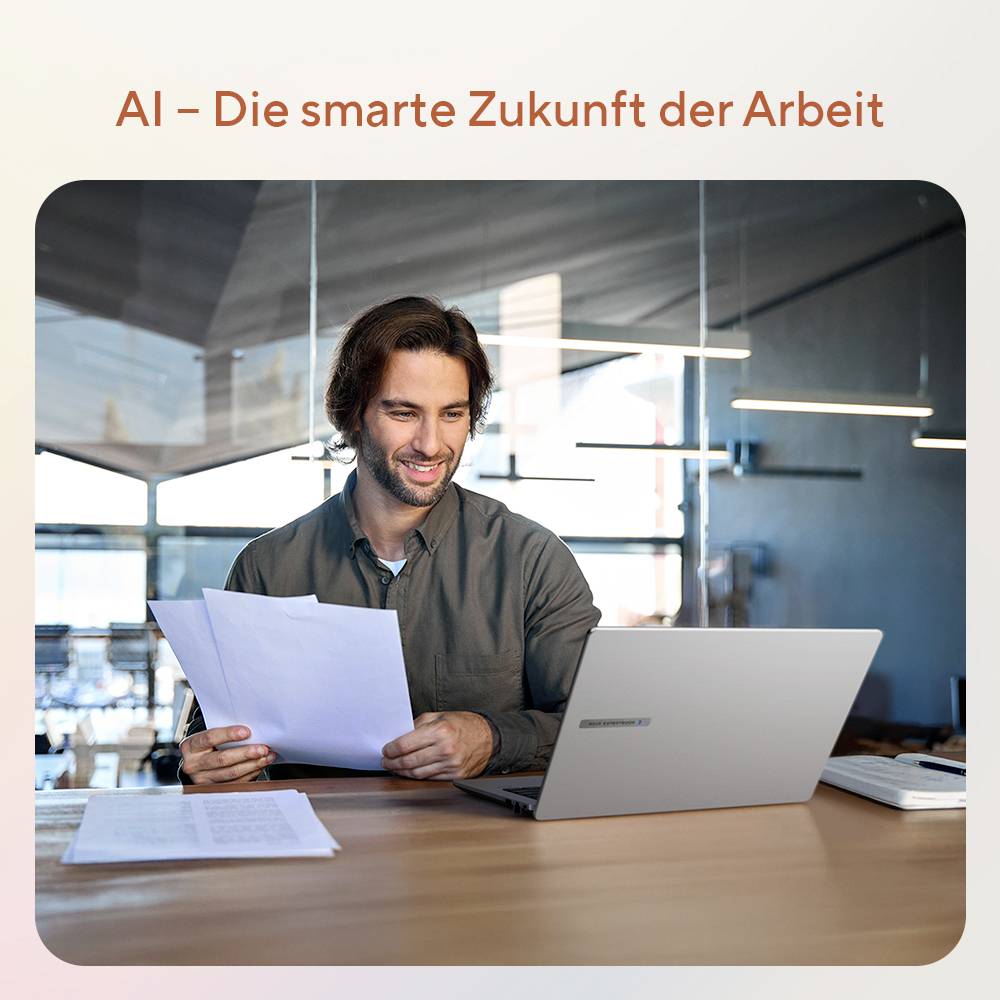 Ein lächelnder Mann überprüft Unterlagen neben einem geöffneten Laptop in einem Büro unter dem Titel „KI – Die smarte Zukunft der Arbeit".