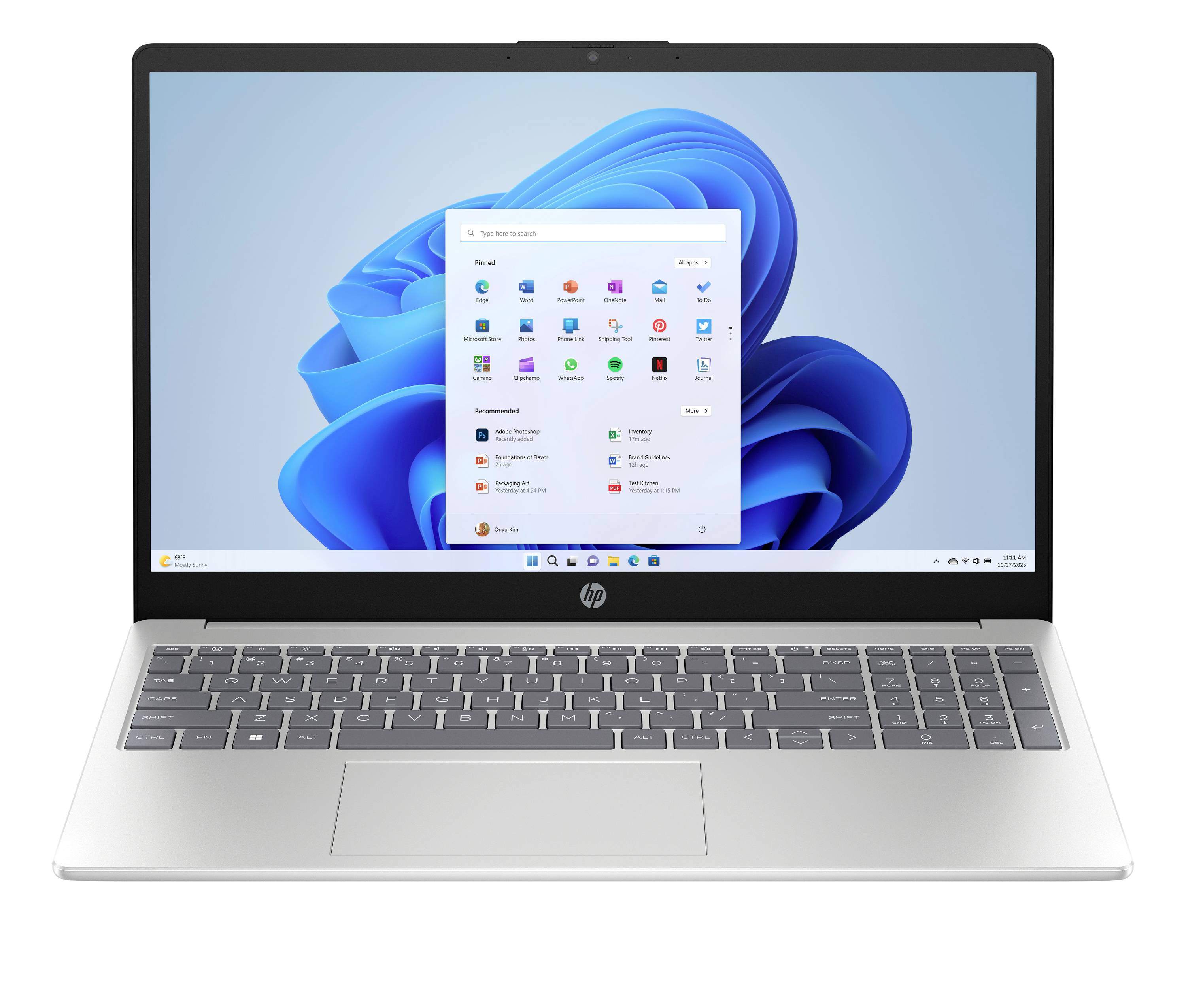 Silber-farbiger HP-Laptop, der den Windows-11-Desktop mit geöffnetem Startmenü auf dem Bildschirm zeigt.