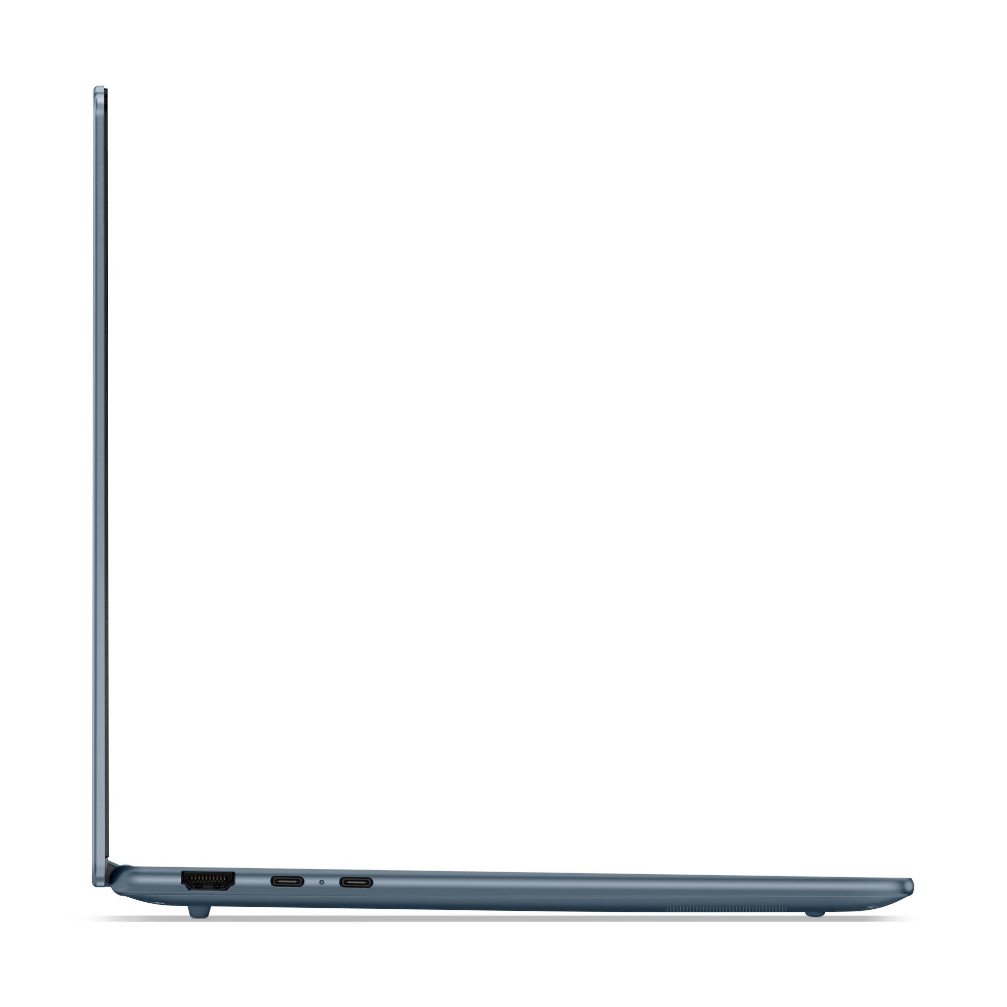Seitenansicht eines dünnen Laptops, der teilweise offen ist und das schlanke Profil, das Scharnier, die Anschlüsse und die Tastaturkante zeigt.