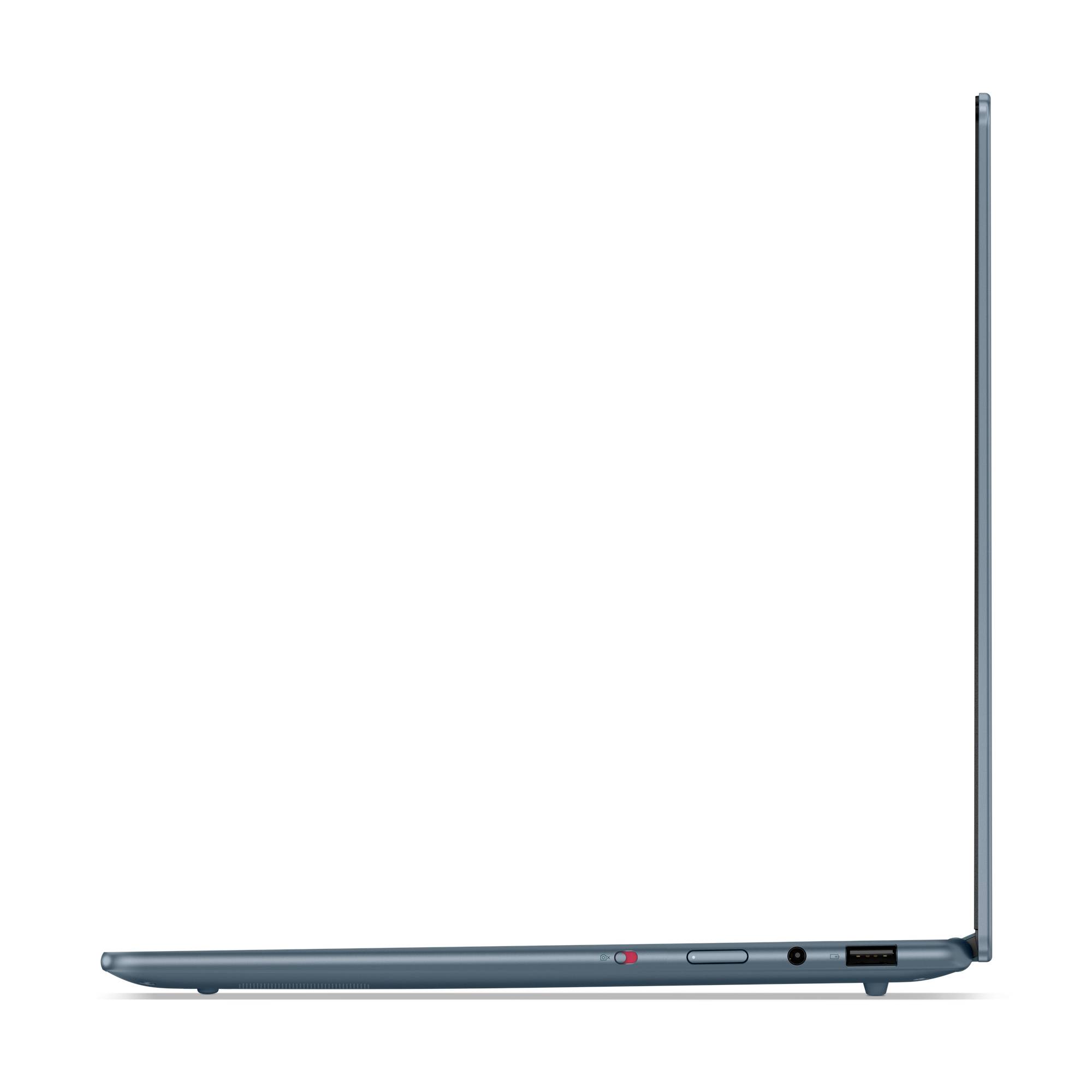 Geschlossener silberner Laptop von der Seite gezeigt, Deckel in einem rechten Winkel geöffnet, wobei ein schlankes Profil und sichtbare Anschlüsse entlang der Basis offenbart werden.