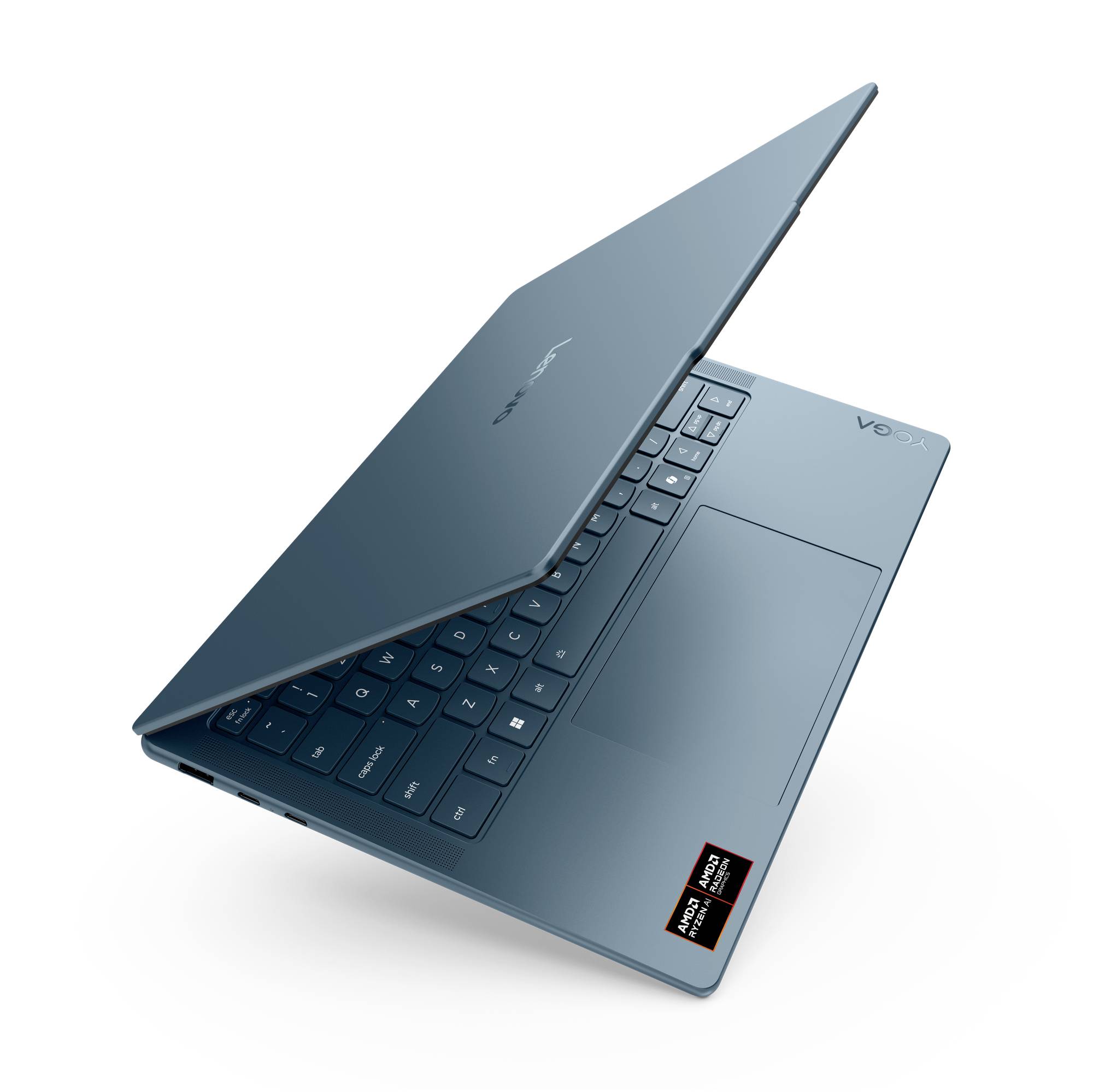 Teilweise geöffneter blaugrauer Laptop mit sichtbarer Tastatur, Touchpad und „AMD Ryzen"-Aufkleber auf weißem Hintergrund.