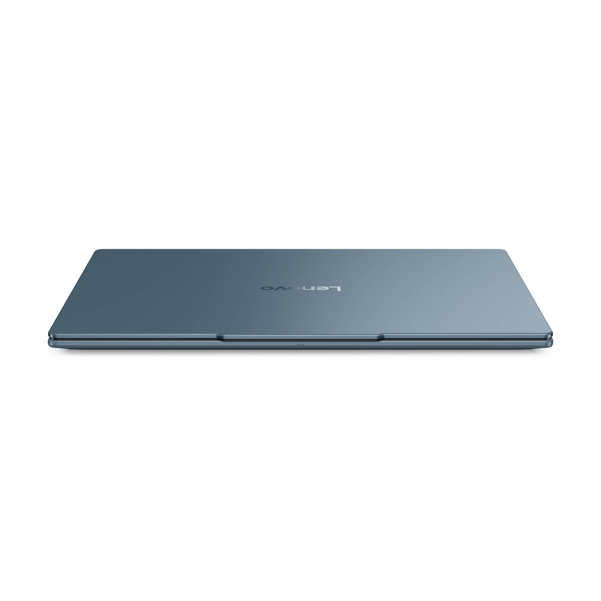Geschlossenes blaues Lenovo-Laptop von oben auf weißem Hintergrund, zentriert und geschlossen.