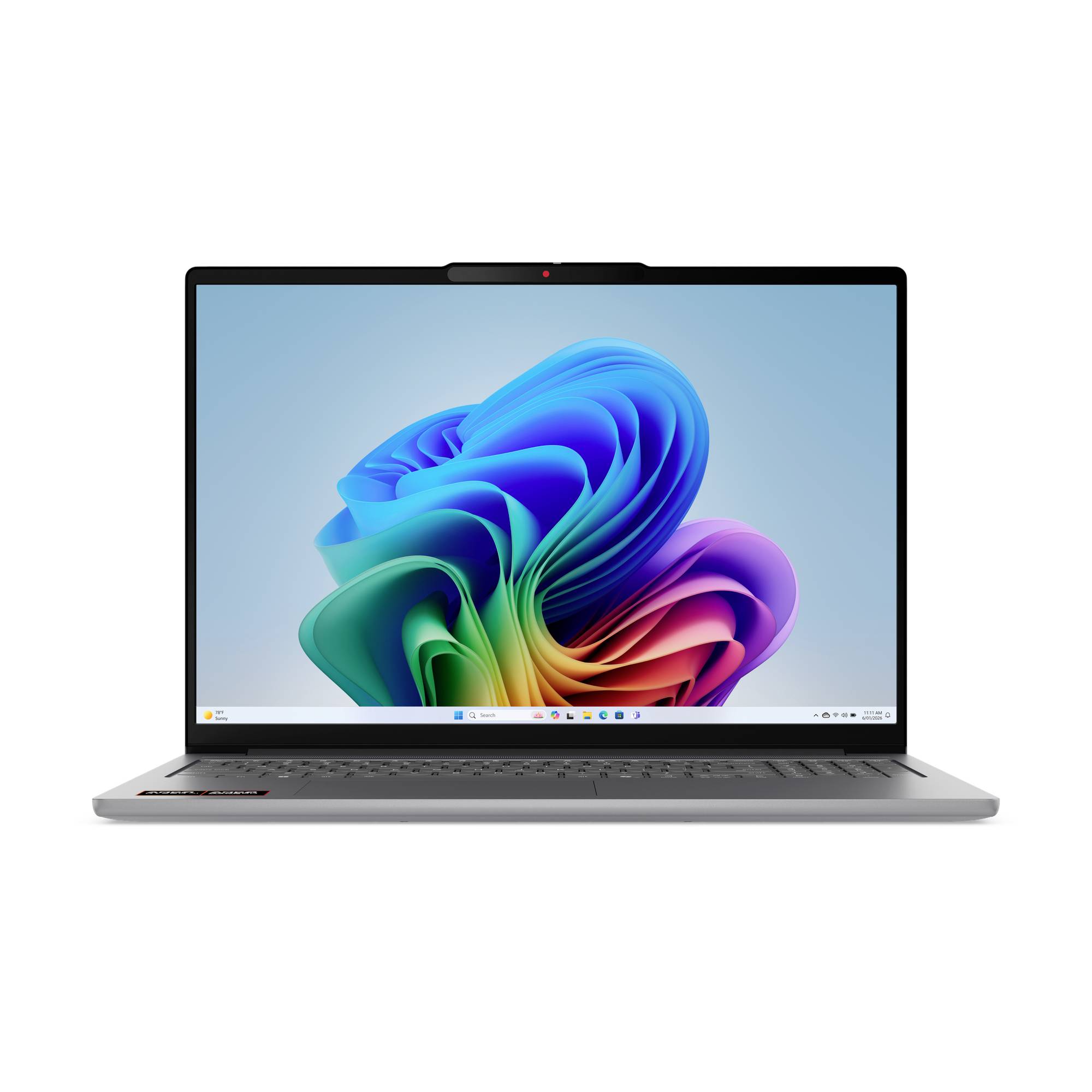 Silberner Laptop offen auf weißem Hintergrund, zeigt eine farbenfrohe abstrakte Windows-ähnliche Tapete auf dem Bildschirm.