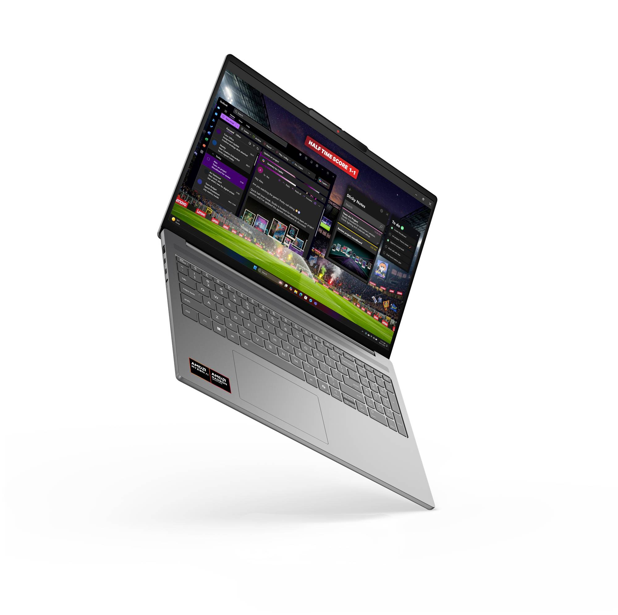Silberner Laptop, offen im Winkel angezeigt, zeigt eine Gaming-ähnliche Desktop-Oberfläche auf seinem Bildschirm.
