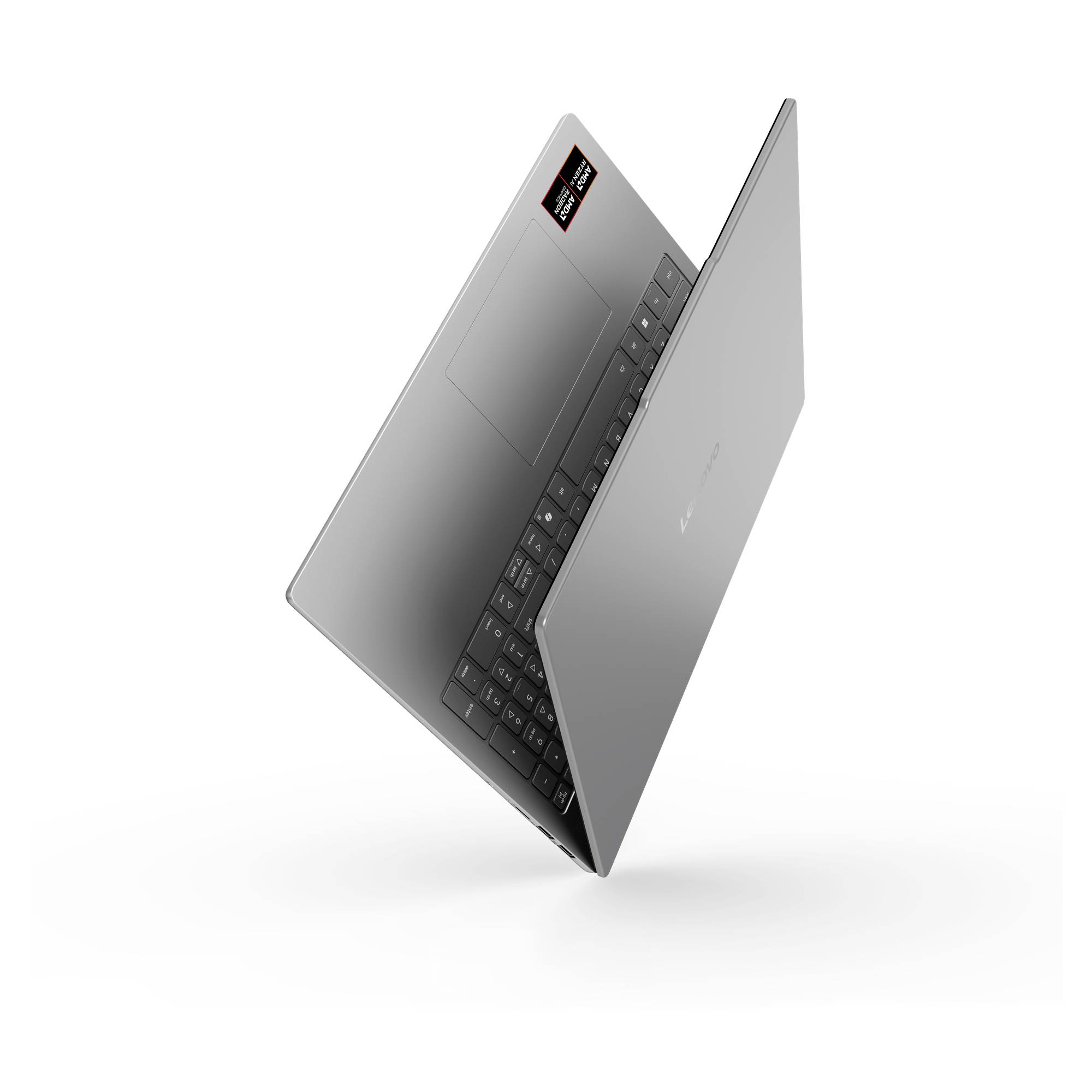 Silberner Laptop, teilweise geöffnet, in einer schwebenden, geneigten Ansicht auf weißem Hintergrund.