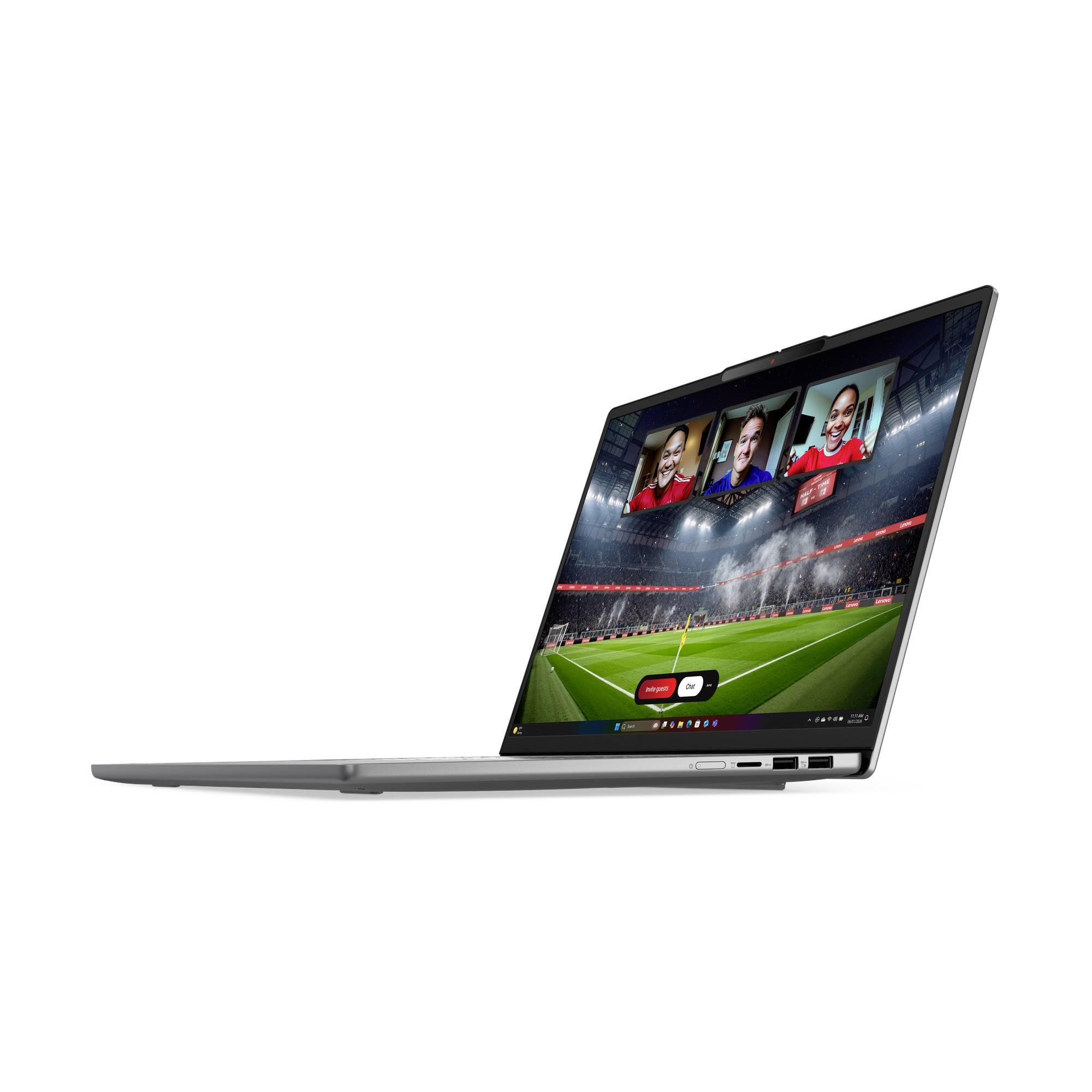 Seitenansicht eines Laptops, auf dem ein Fußballvideoanruf oder eine gemeinsame Schau-Party angezeigt wird, mit drei Teilnehmern über einer Stadionansicht.