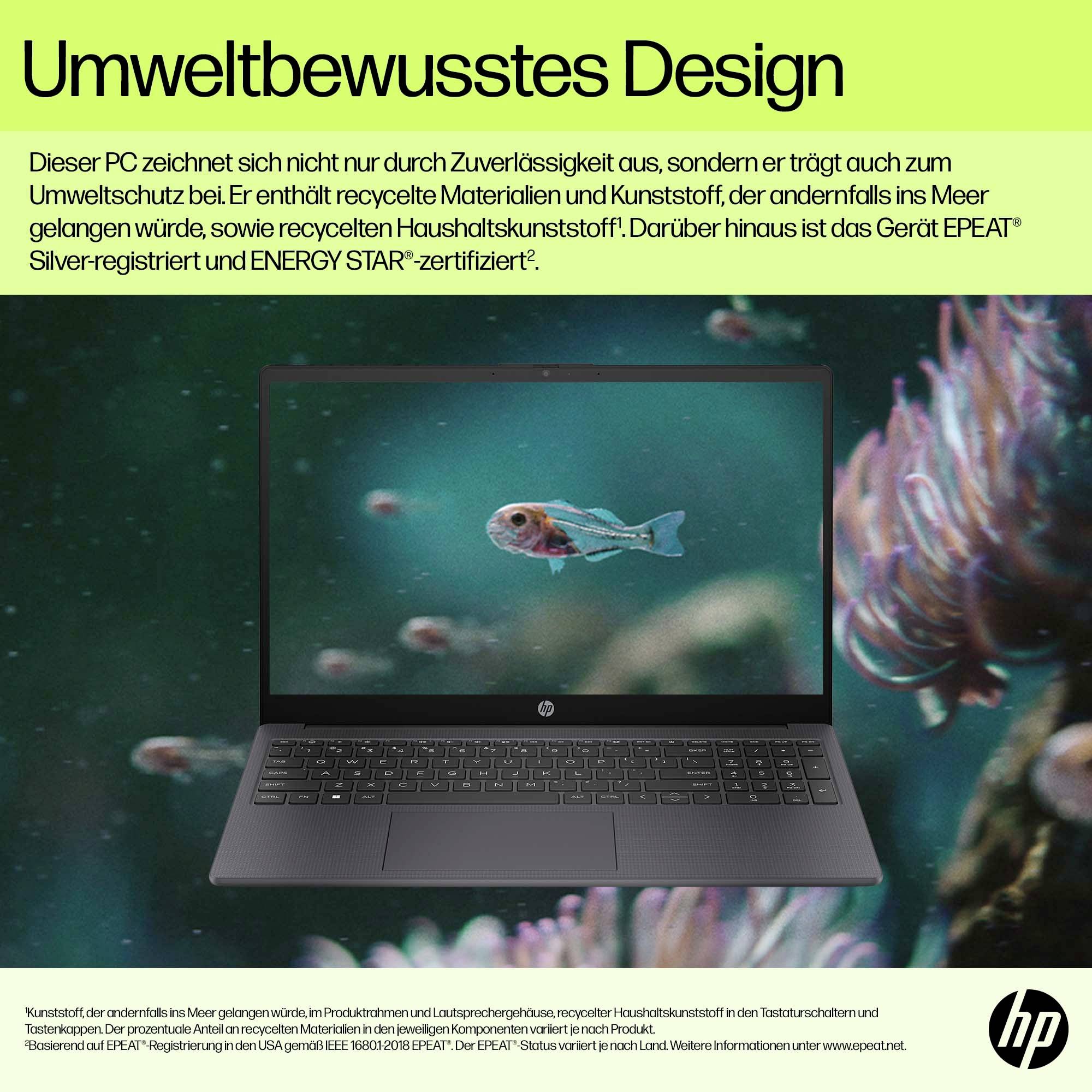 HP Laptop mit Fisch auf dem Bildschirm, das umweltfreundliches Design mit recycelten Materialien bewirbt; deutscher Text hebt ENERGY STAR- und EPEAT Silver-Zertifizierung hervor.