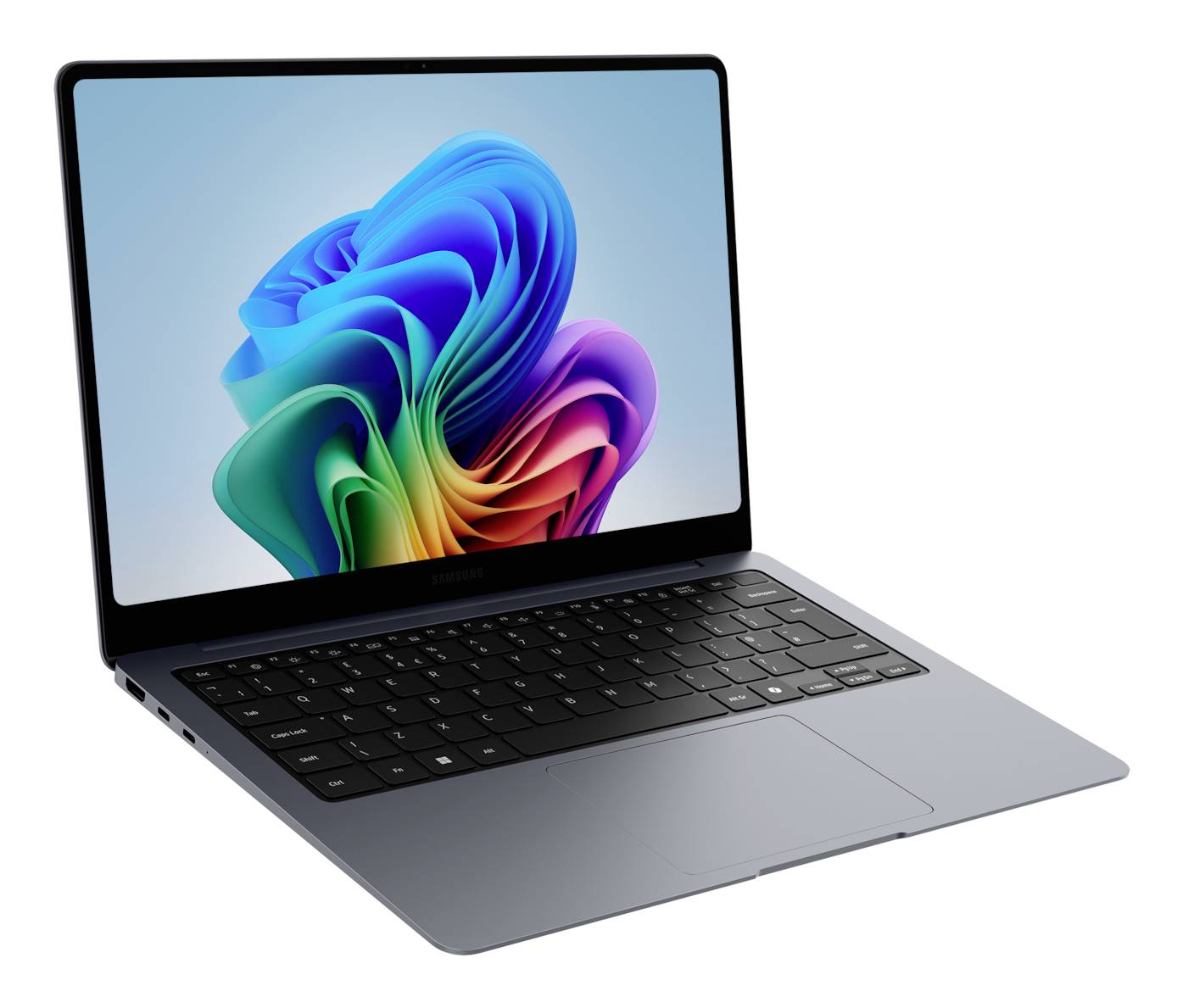 Offener silberner Laptop mit schwarzer Tastatur und buntem abstraktem Blumenmotiv auf dem Bildschirm, angewinkelt auf weißem Hintergrund