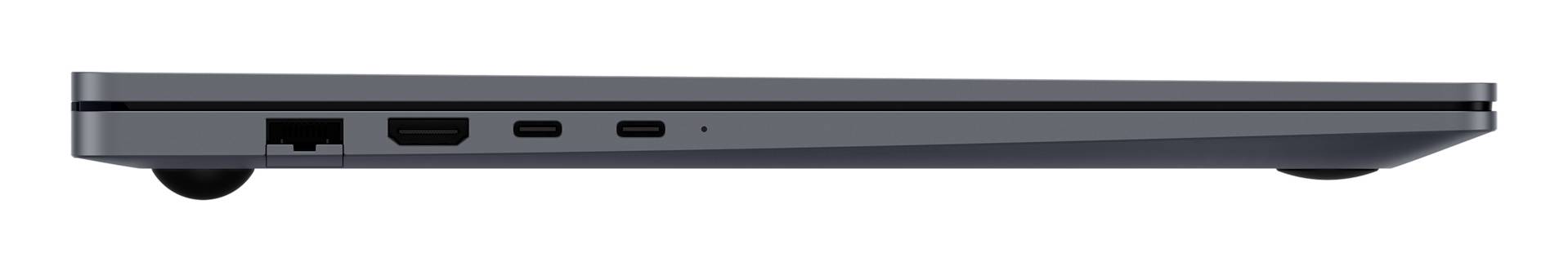 Seitenansicht eines geschlossenen silbernen Laptops, die das schlanke Profil, die Anschlüsse an der vorderen Kante und einen sichtbaren Gummifuß zeigt.