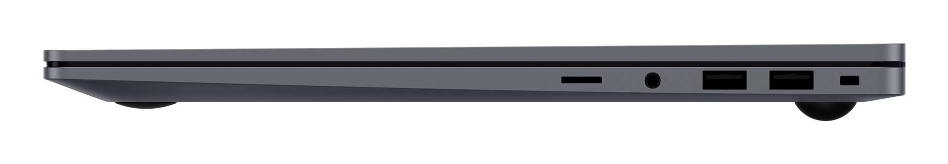 Seitenansicht eines geschlossenen silbernen Laptops, die das dünne Profil, die Anschlüsse und die abgerundete Basiskante auf weißem Hintergrund zeigt.