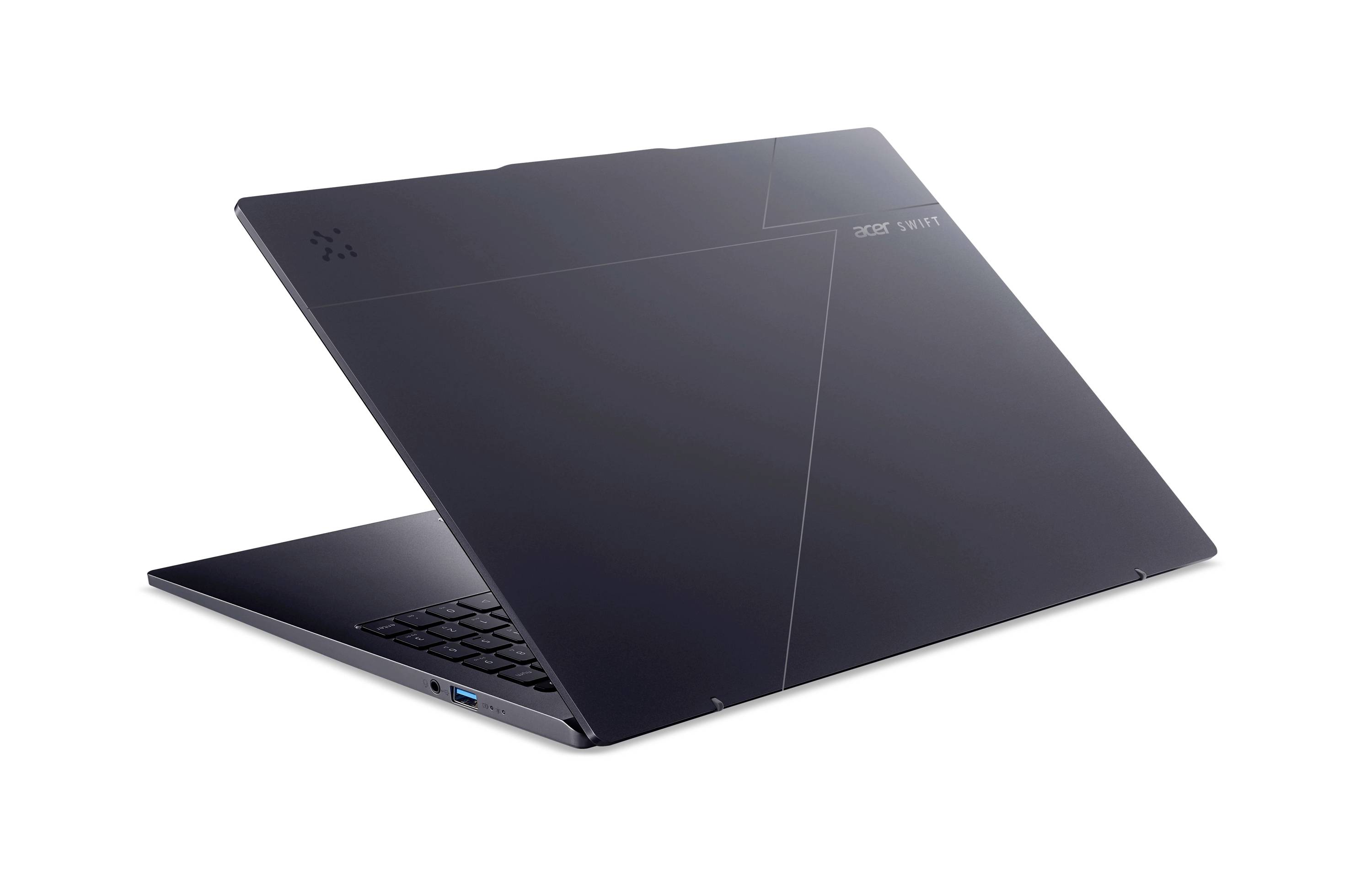 Laptop mit dunkelgrauem Deckel im Winkel auf weißem Hintergrund gezeigt.