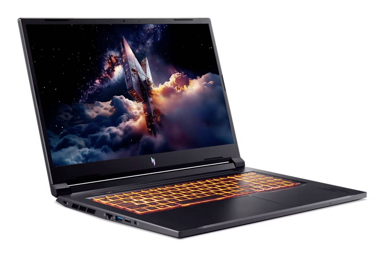 Gaming-Laptop mit offenenem Deckel, leuchtend orange leuchtetender Tastatur und einer Science-Fiction-Raketenszene auf dem Display, vor weißem Hintergrund dargestellt.