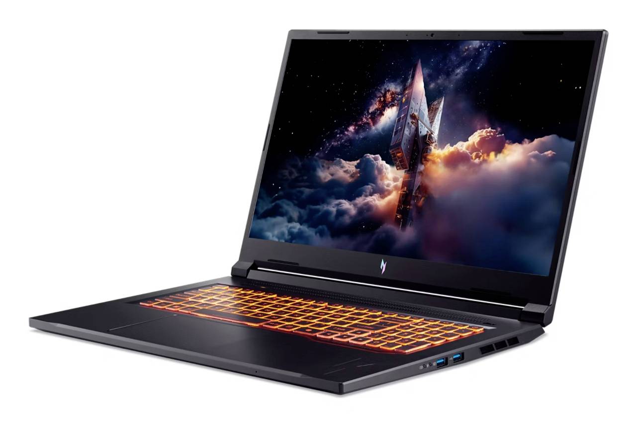Schwarzer Gaming-Laptop mit leuchtender orangefarbener Tastatur, in einem Winkel auf weißem Hintergrund geöffnet, zeigt ein weltraumbezogenes Wallpaper mit einem Raketenstart.