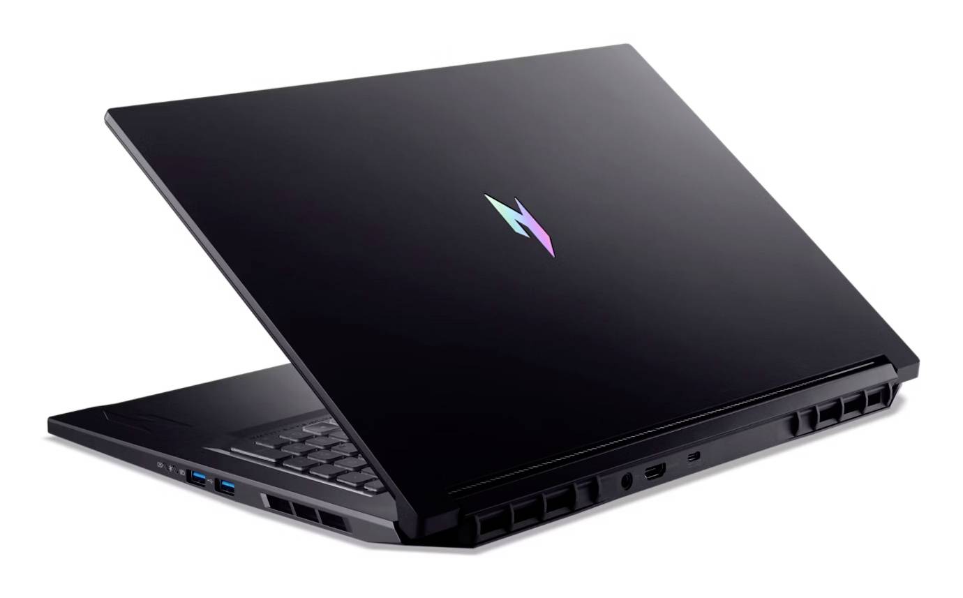 Schwarzer Laptop, teilweise geöffnet, zeigt Tastatur und seitliche Anschlüsse, mit einem farbenfrohen Blitz-ähnlichen Logo auf dem Deckel.
