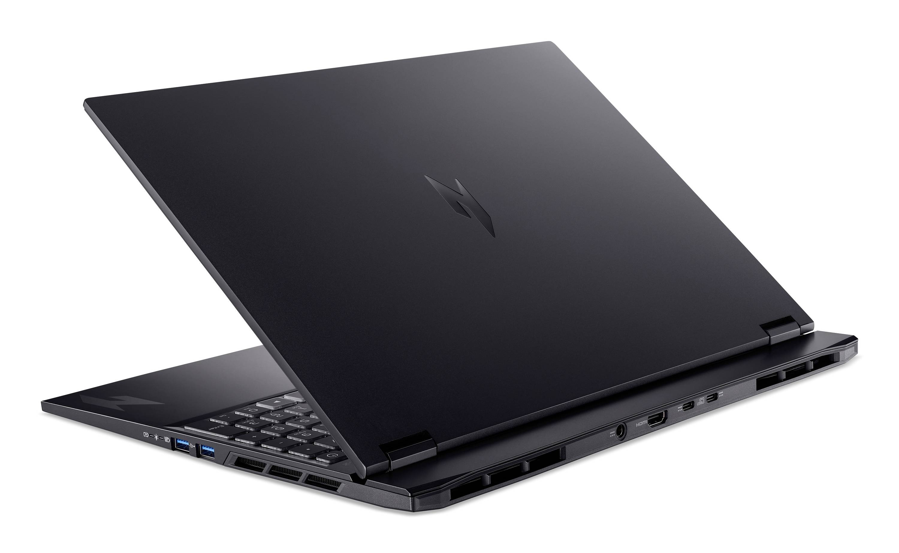 Offener schwarzer Laptop von hinten-links gezeigt, teilweise offen auf weißem Hintergrund, das dünne Design und die Seitenschnittstellen hervorhebend.