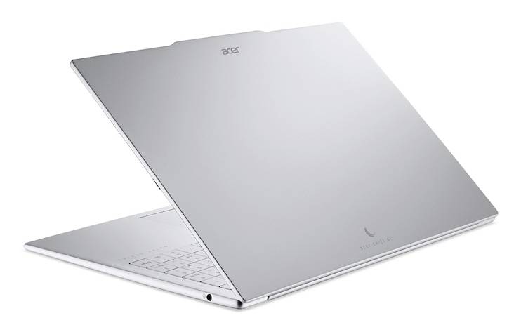 Silberner Acer-Laptop, teilweise geöffnet auf weißem Hintergrund, wobei der schlanke Deckel und die Tastaturplattform hervorgehoben werden.