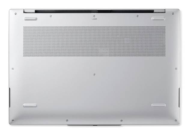 Unterseite eines silbernen Laptops, die das Lüftungsgitter, Gummifüße und Schraubenlöcher zeigt.