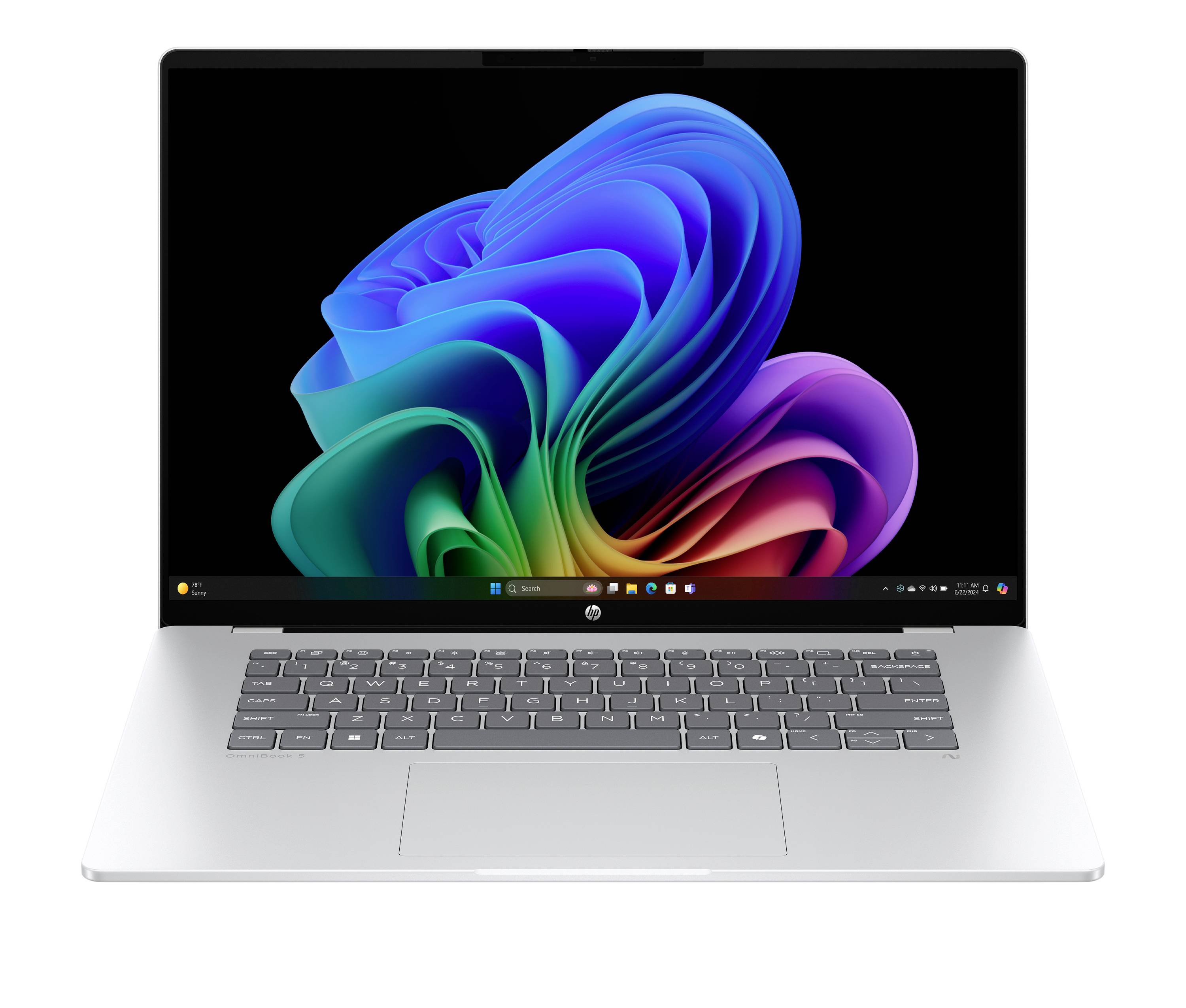 Silberner HP-Laptop auf weißem Hintergrund geöffnet, zeigt auf dem Bildschirm ein buntes abstraktes Blumenwallpaper.