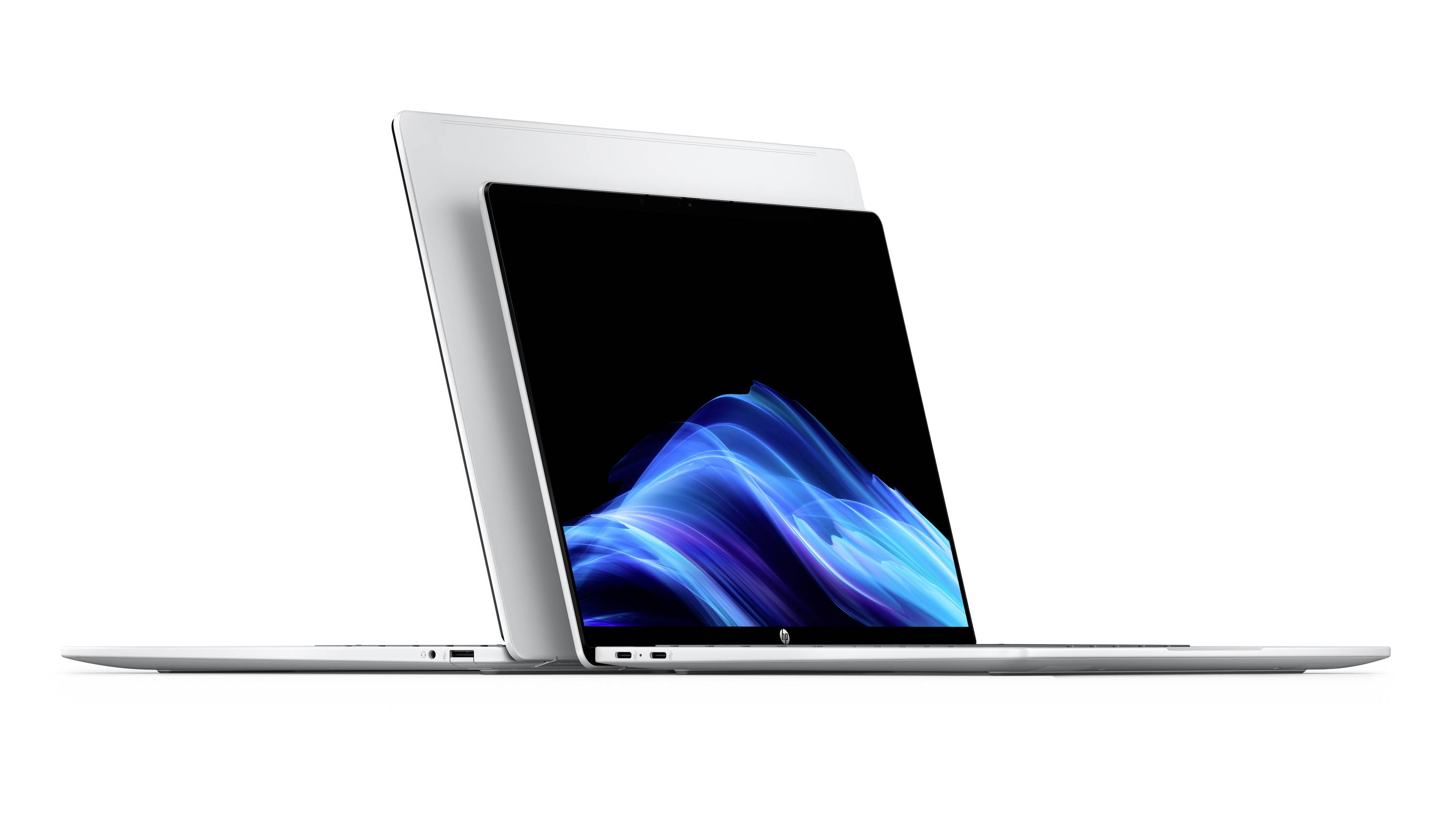 Seitenansicht eines schlanken silbernen Laptops, der geöffnet ist und einen schwarzen Bildschirm mit einer blauen abstrakten Wellengrafik zeigt.