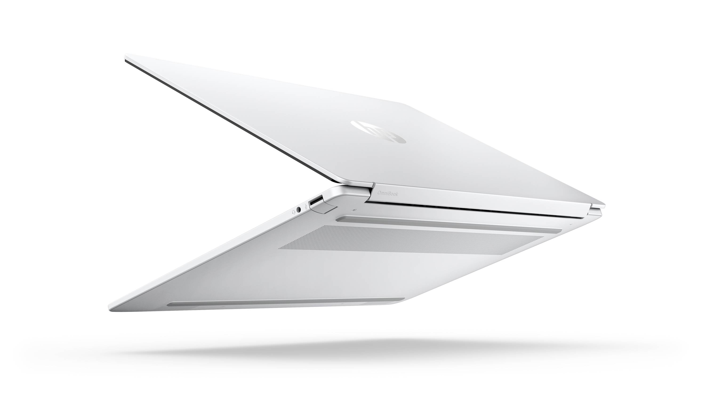Offener silberner Laptop, in der Profilansicht gezeigt, mit teilweise angehobenem Deckel auf weißem Hintergrund.