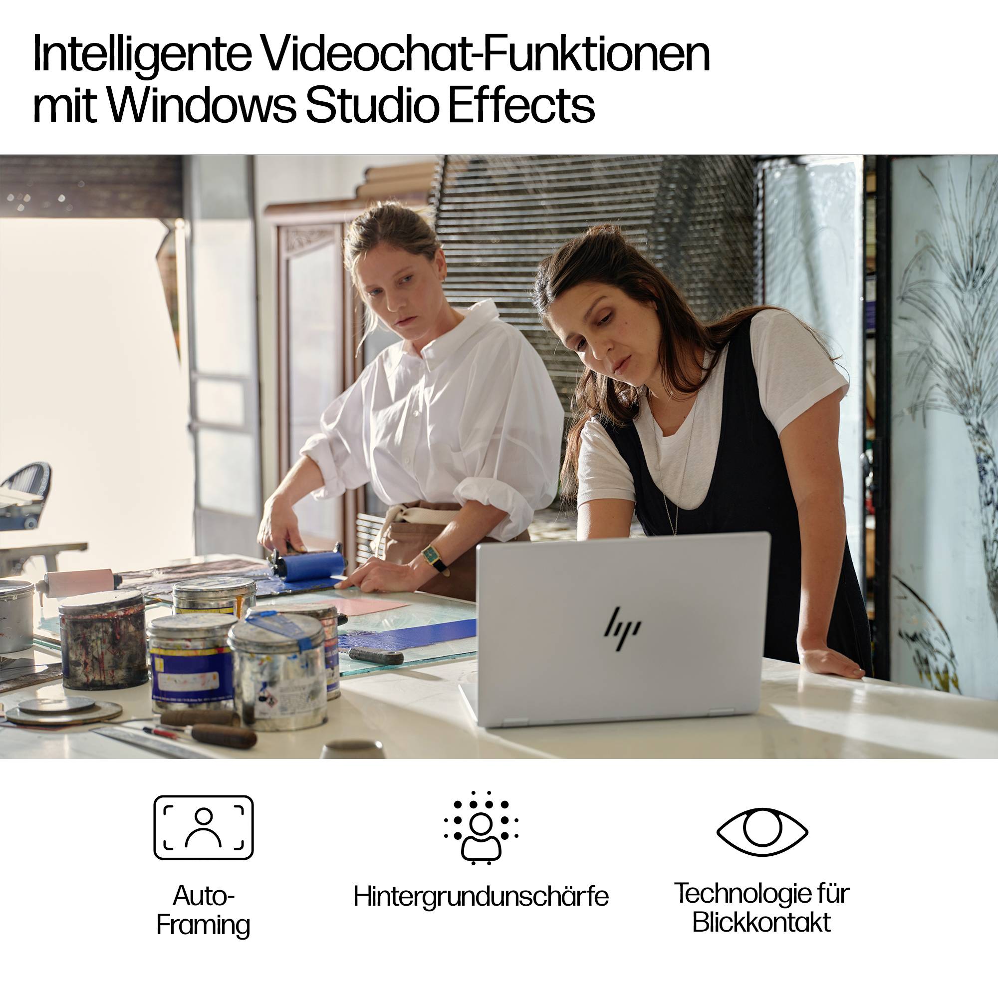 Werbeabbildung für „Intelligente Videochat-Funktionen mit Windows Studio Effects" zeigt zwei Frauen, die an einem Laptop arbeiten, mit Symbolen für automatische Rahmung, Hintergrundunschärfe und Eye-Contact-Technologie.