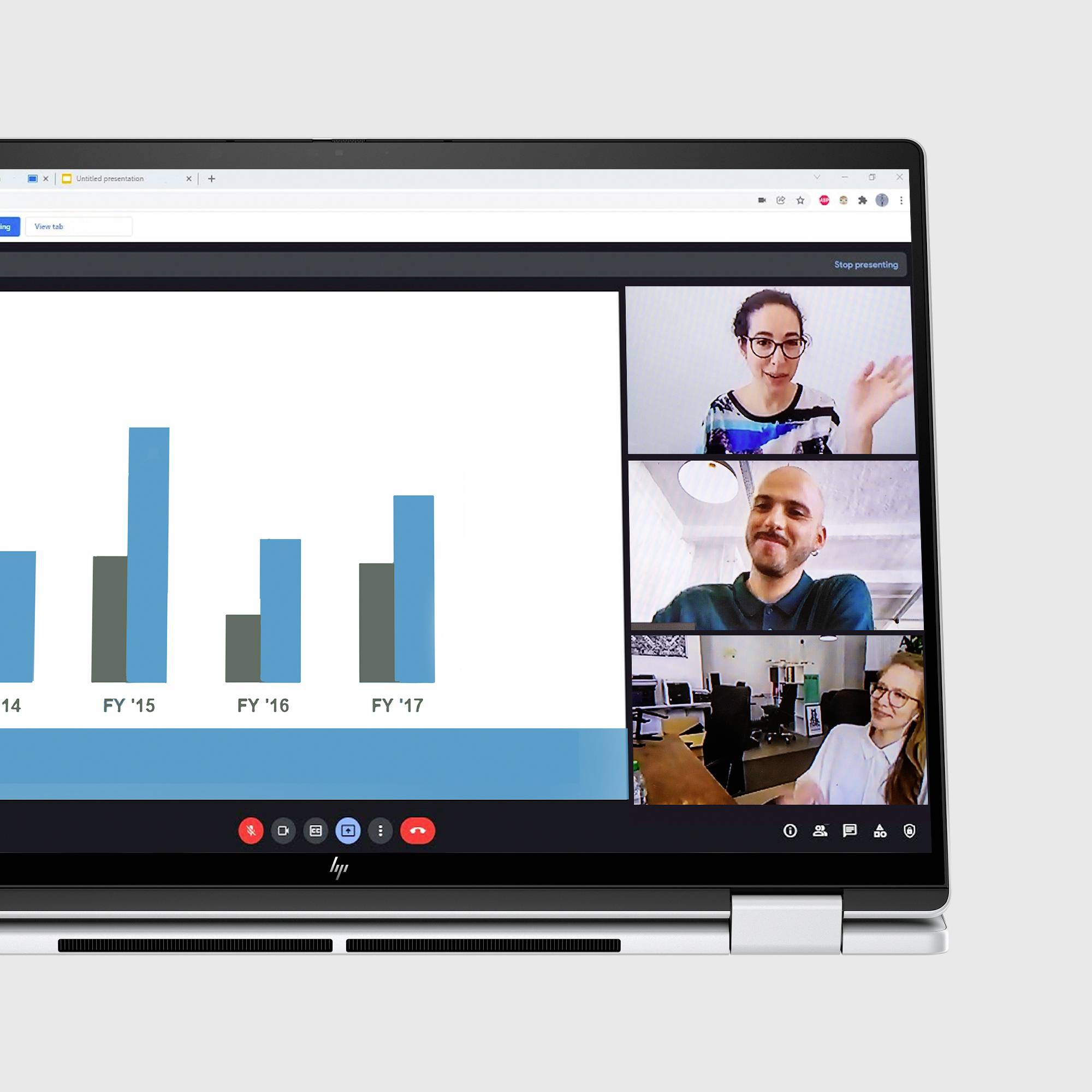 Videokonferenz auf einem Laptop mit drei Teilnehmern und einer freigegebenen Balkendiagrammpräsentation auf der linken Seite.