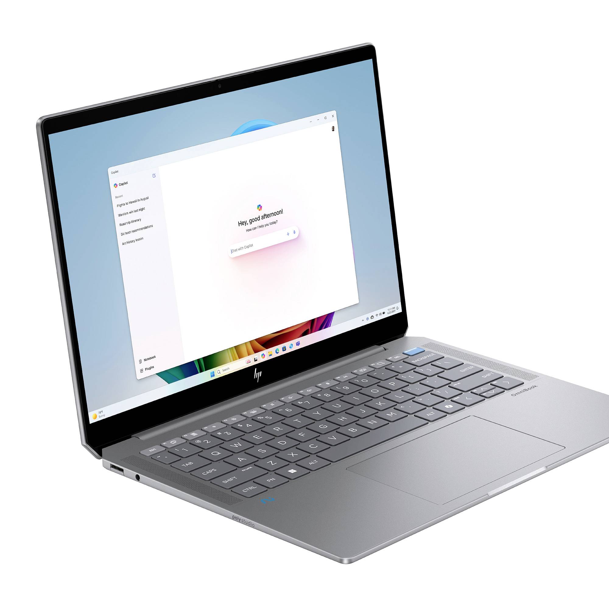 Silberner HP-Laptop zeigt Windows-Desktop mit einer offenen KI-Chat-/Such-App auf dem Bildschirm.